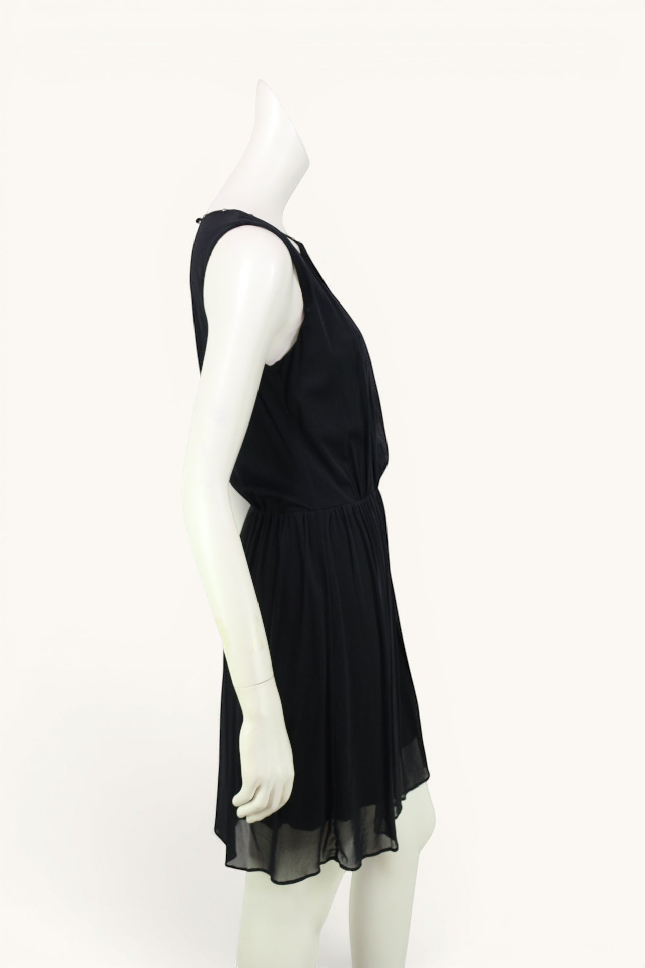 Robe Guess noire fluide en mousseline, taille S, avec détails bijoux aux épaules, idéale pour soirée ou cocktail.