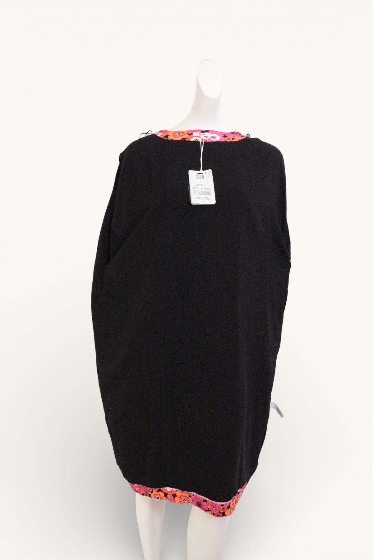 Robe kimono Frippindealz Bzb noire avec détails floraux orange et rose sur le col et l'ourlet, coupe ample neuve