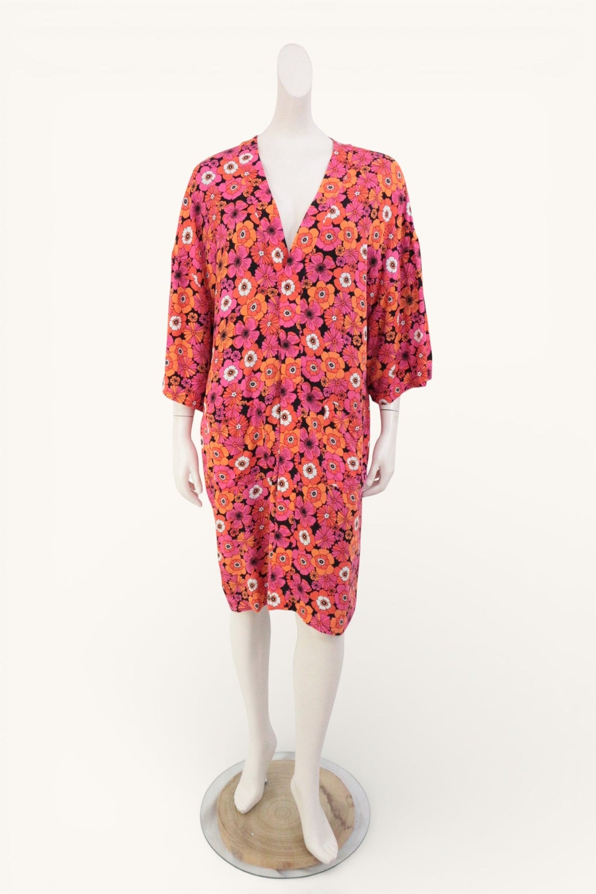 Robe kimono Frippindealz Bzb en viscose à motif floral coloré rose et orange sur fond noir, coupe mi-longue.