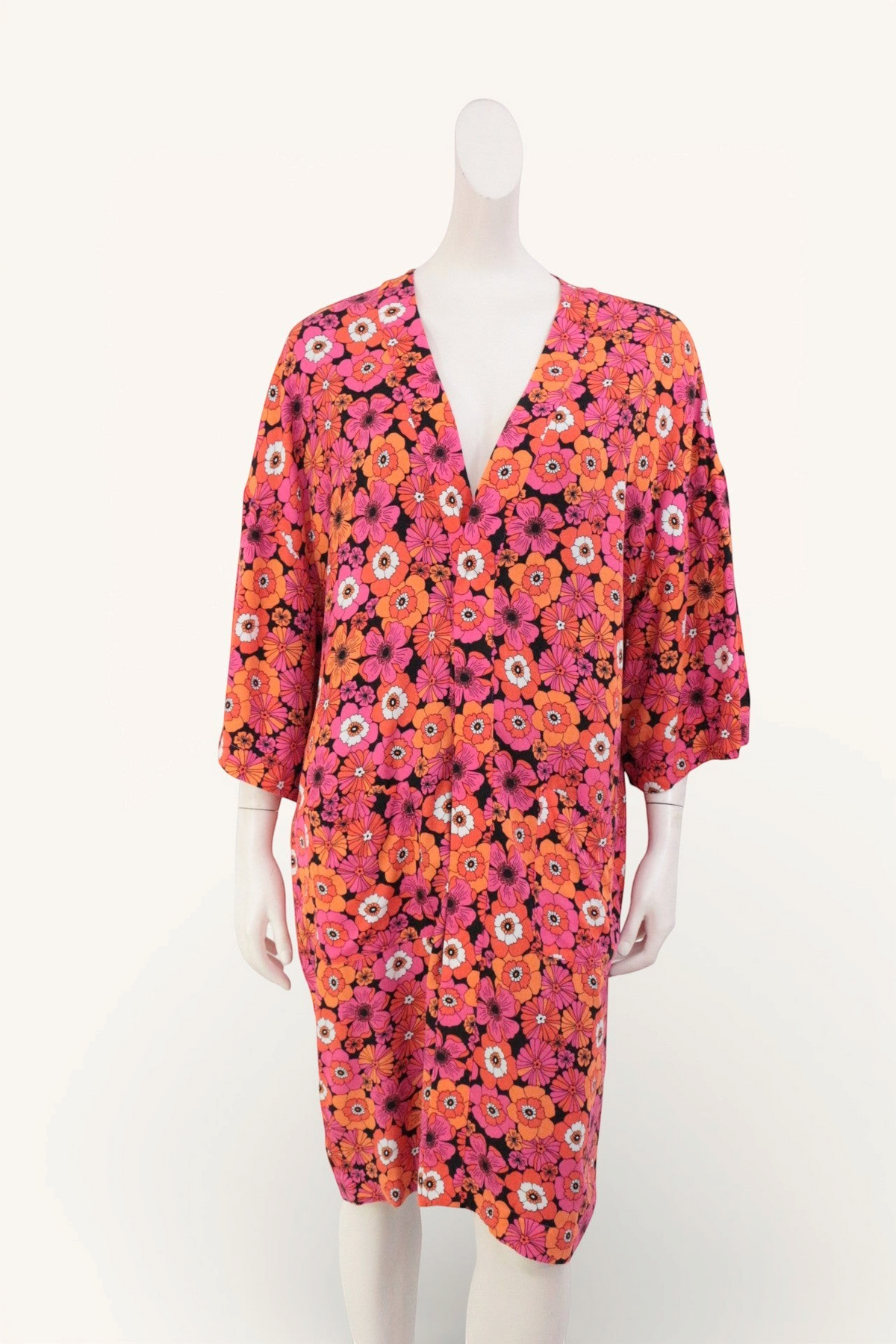 Kimono Bzb Frippindealz en viscose à imprimé floral vibrant rose et orange sur fond noir, coupe mi-longue