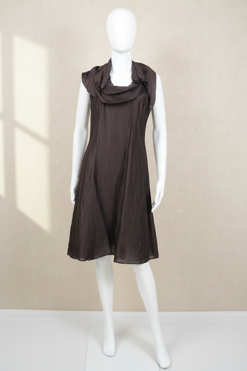 Robe mi-longue Frippindealz de marque Zapa en lin marron avec col drapé élégant sur mannequin