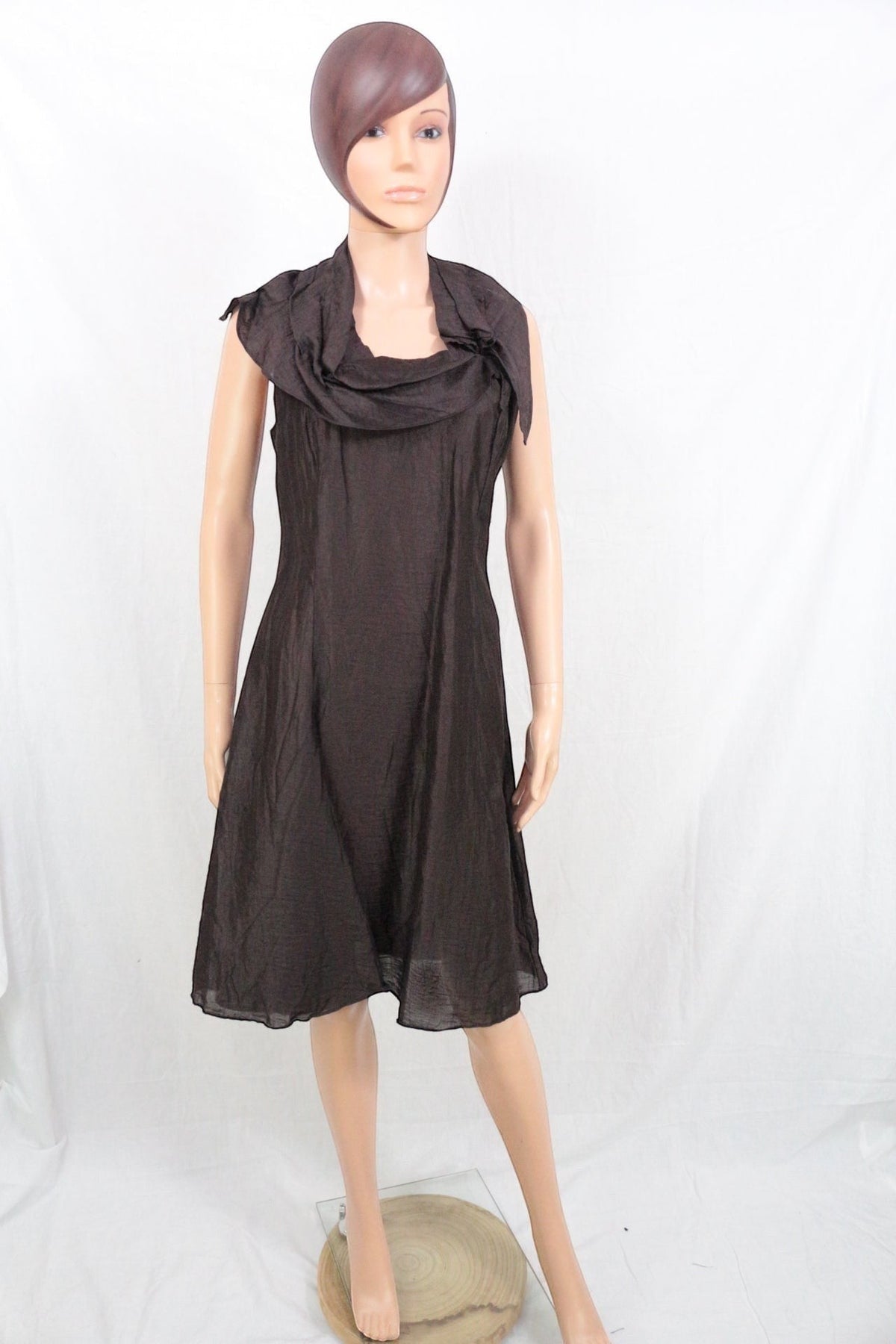Robe mi-longue Frippindealz en lin marron avec col drapé élégant, portée par un mannequin