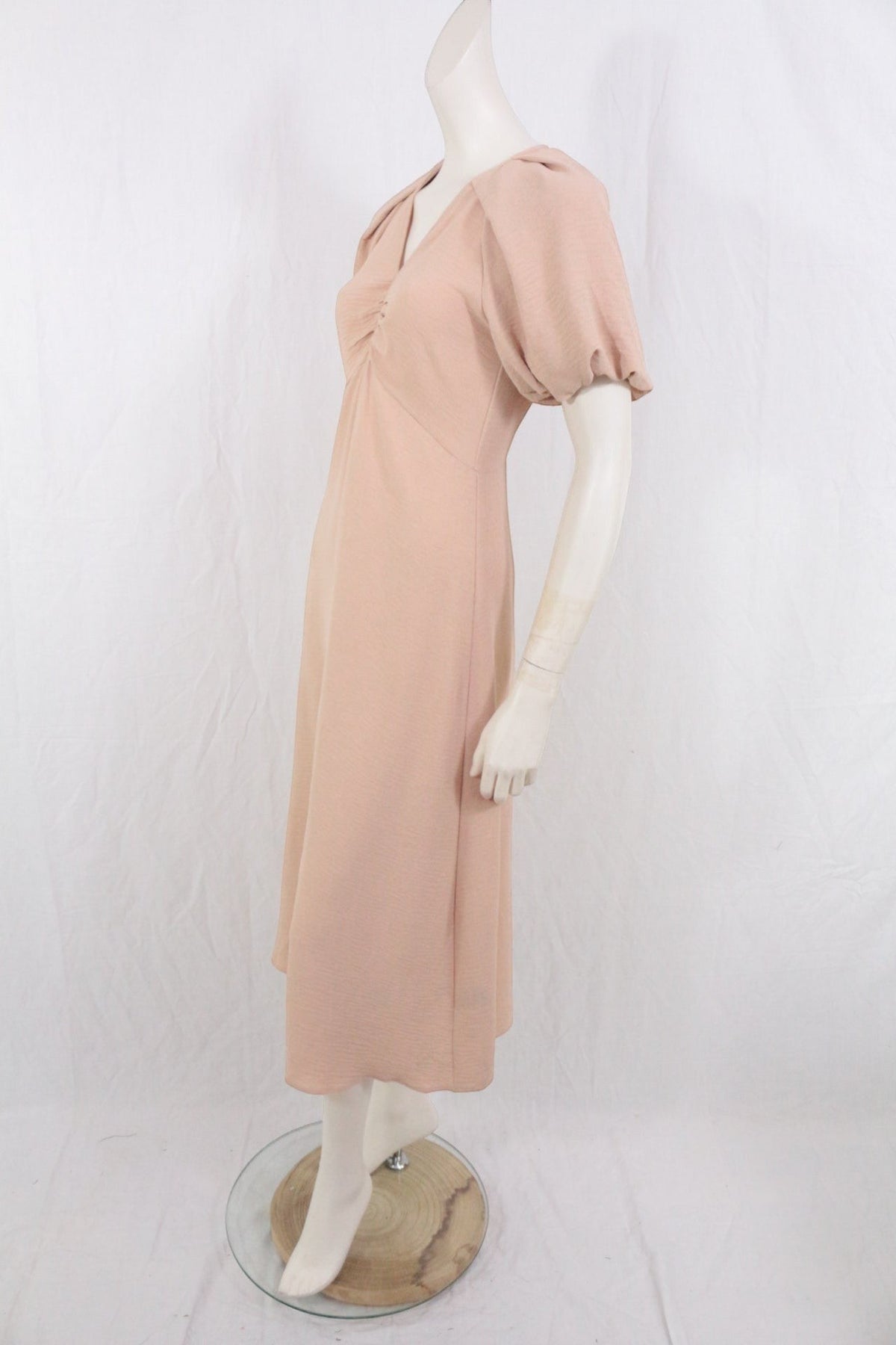 Robe longue beige Neo noir en polyester avec manches bouffantes et col en V, présentée par Frippindealz