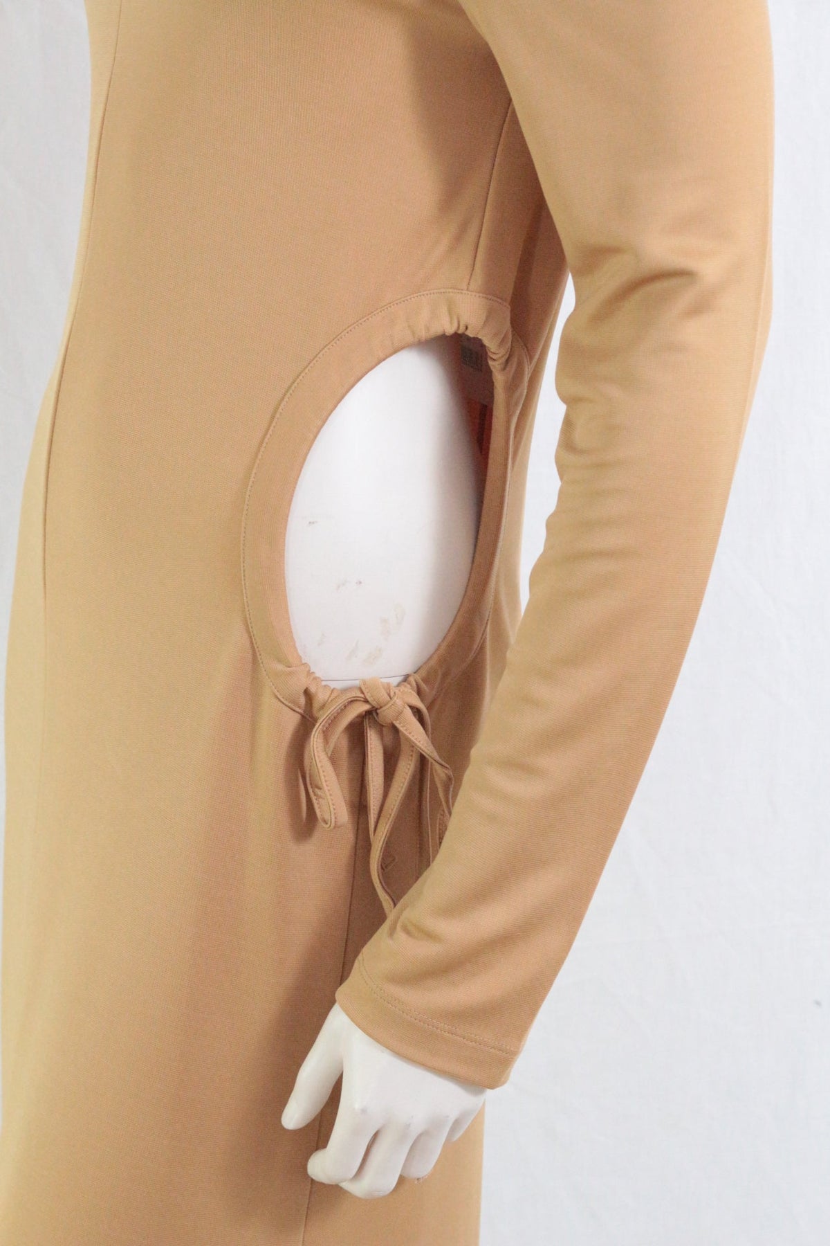Robe longue beige Zapa Frippindealz avec découpe latérale originale et liens à nouer sur un mannequin