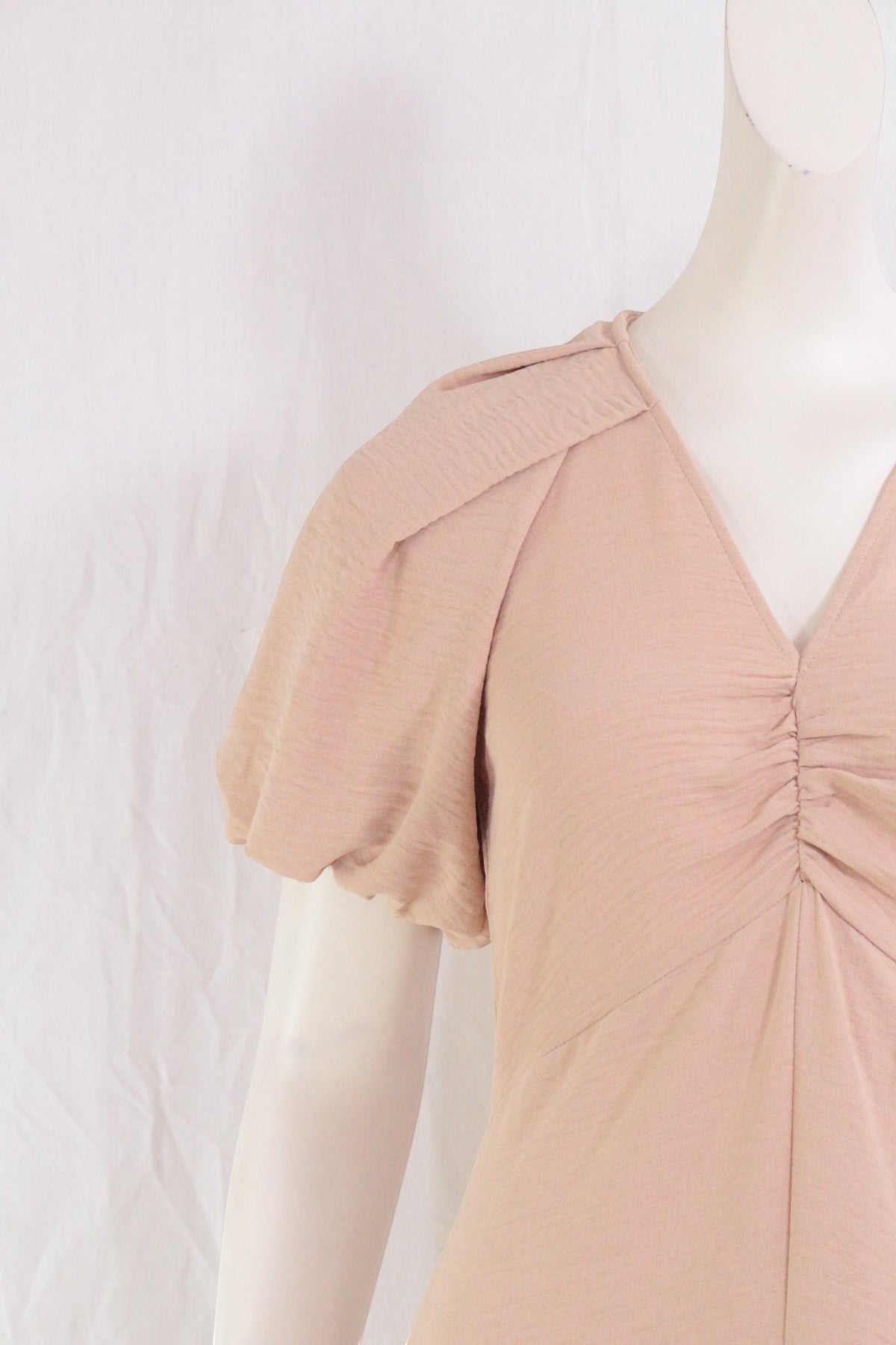 Robe longue beige Frippindealz en polyester avec col en V et manches bouffantes sur un mannequin