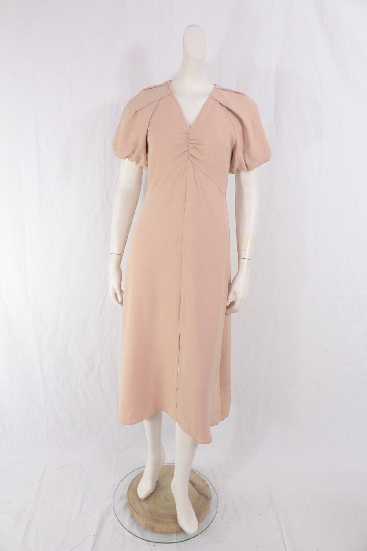 Robe longue beige Frippindealz en polyester avec col en V et manches bouffantes sur mannequin