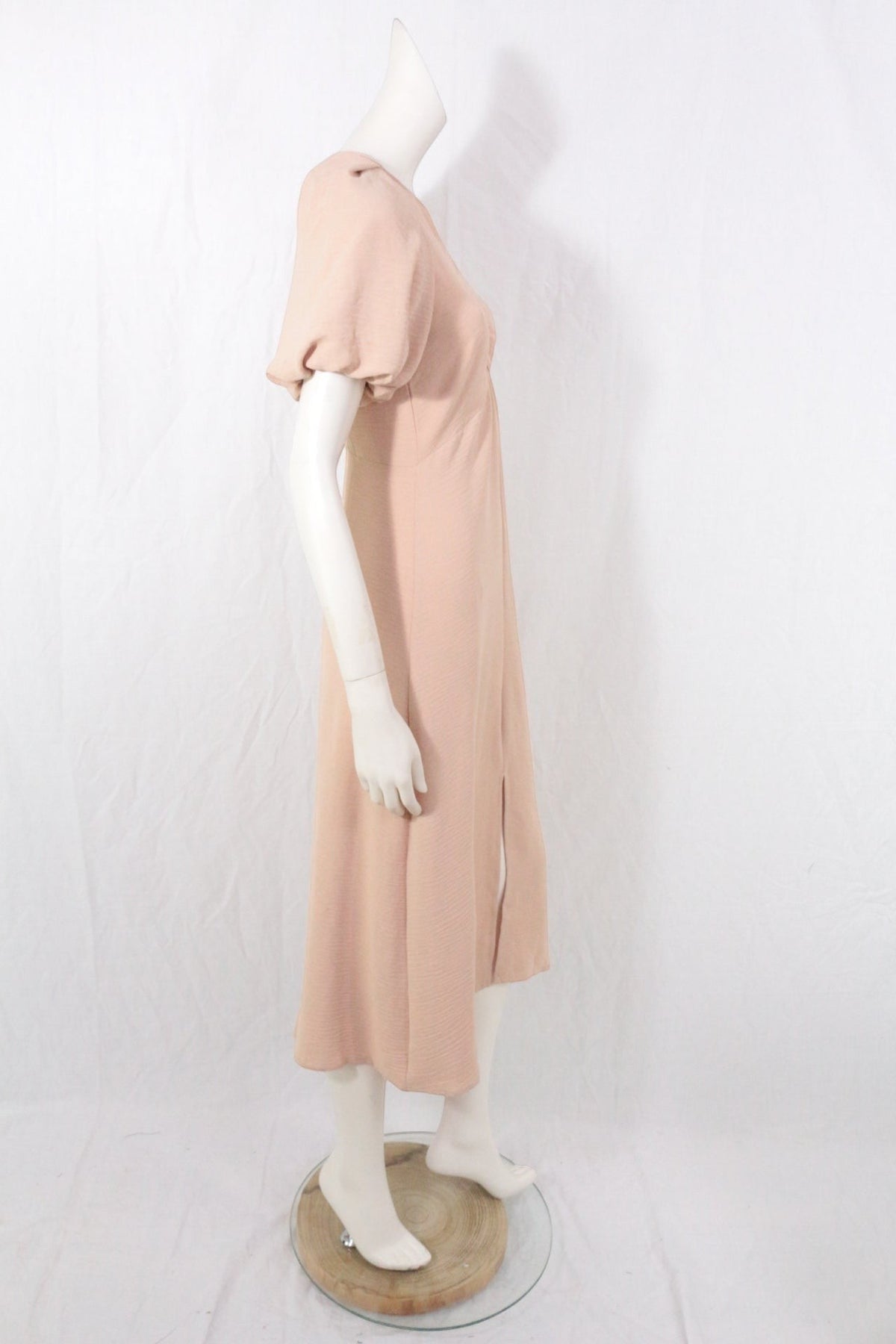 Robe longue beige Frippindealz avec manches bouffantes et fente latérale, présentée sur un mannequin