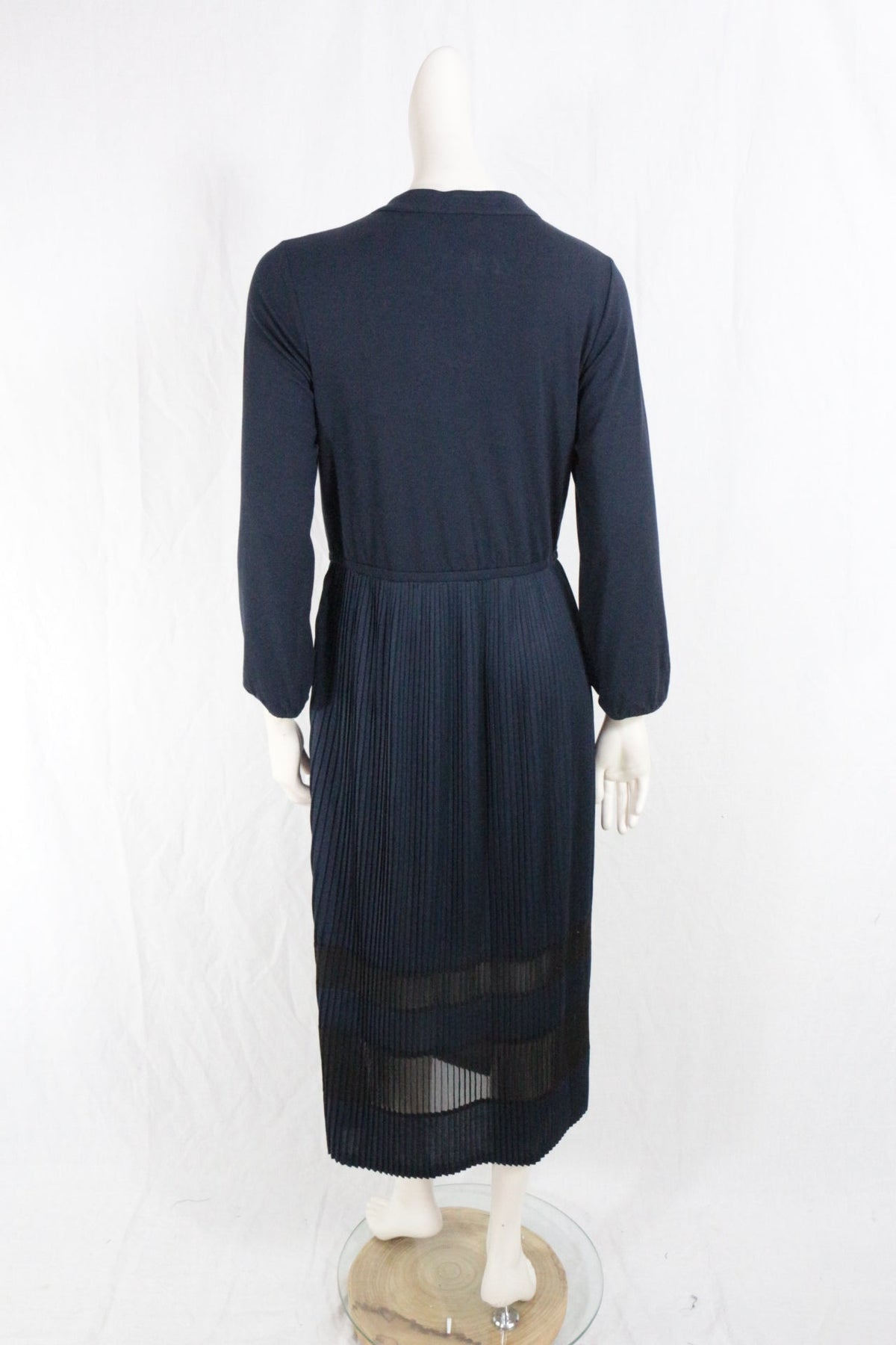 Vue arrière de la robe longue bleu marine K design vendue par Frippindealz avec jupe plissée et détails transparents