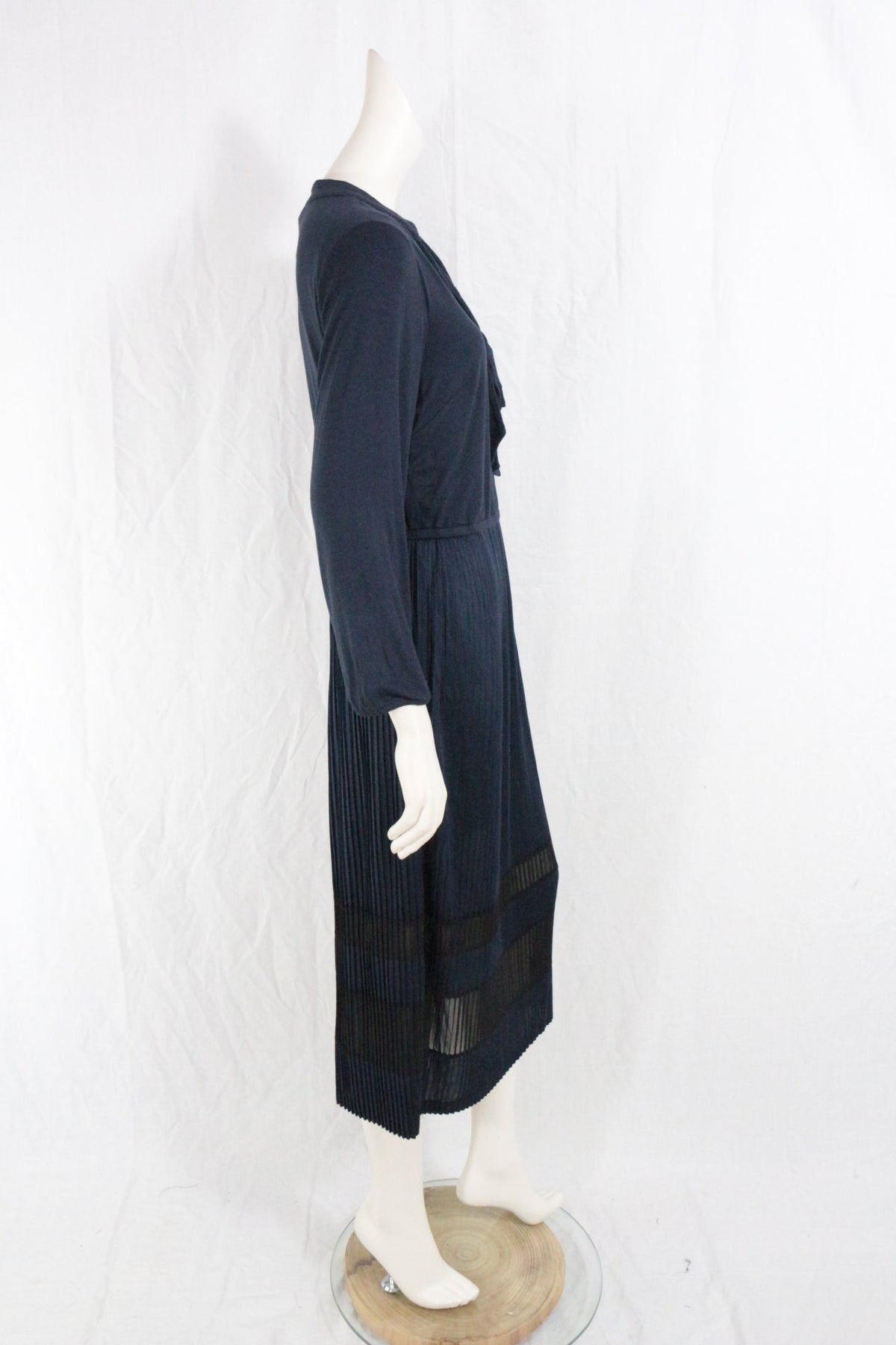 Robe longue bleu marine Frippindealz en polyester avec plis et détails transparents sur un mannequin