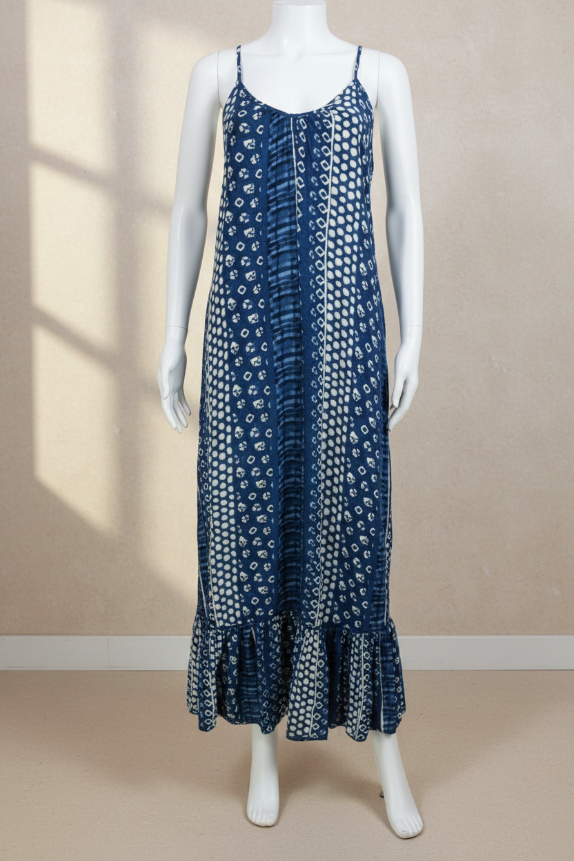 Robe longue Frippindealz Superdry en viscose bleue avec motifs boho et bretelles fines sur mannequin