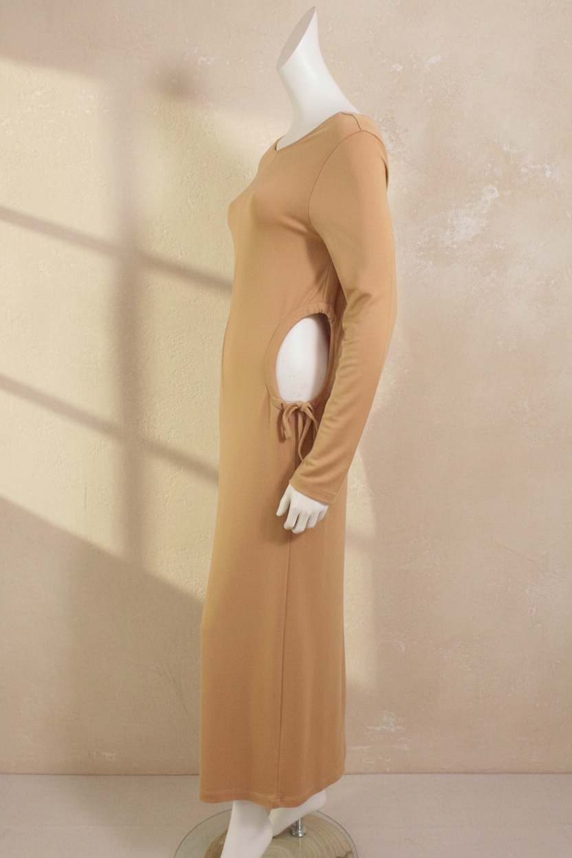 Robe longue Frippindealz Zapa en viscose beige avec découpes latérales et liens à nouer, vue de profil sur mannequin