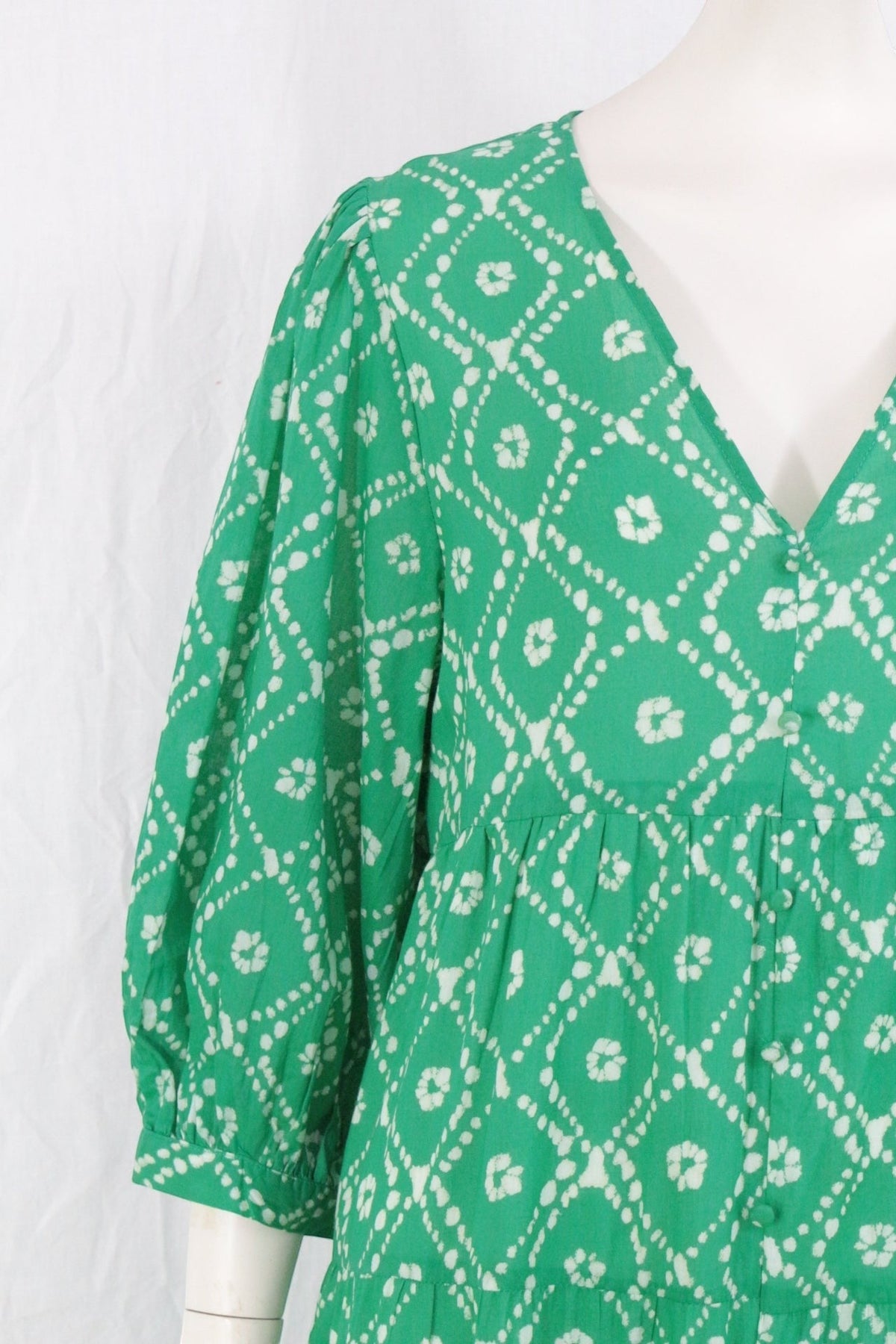 Robe longue Frippindealz Goa en coton vert et blanc avec motif géométrique et manches bouffantes