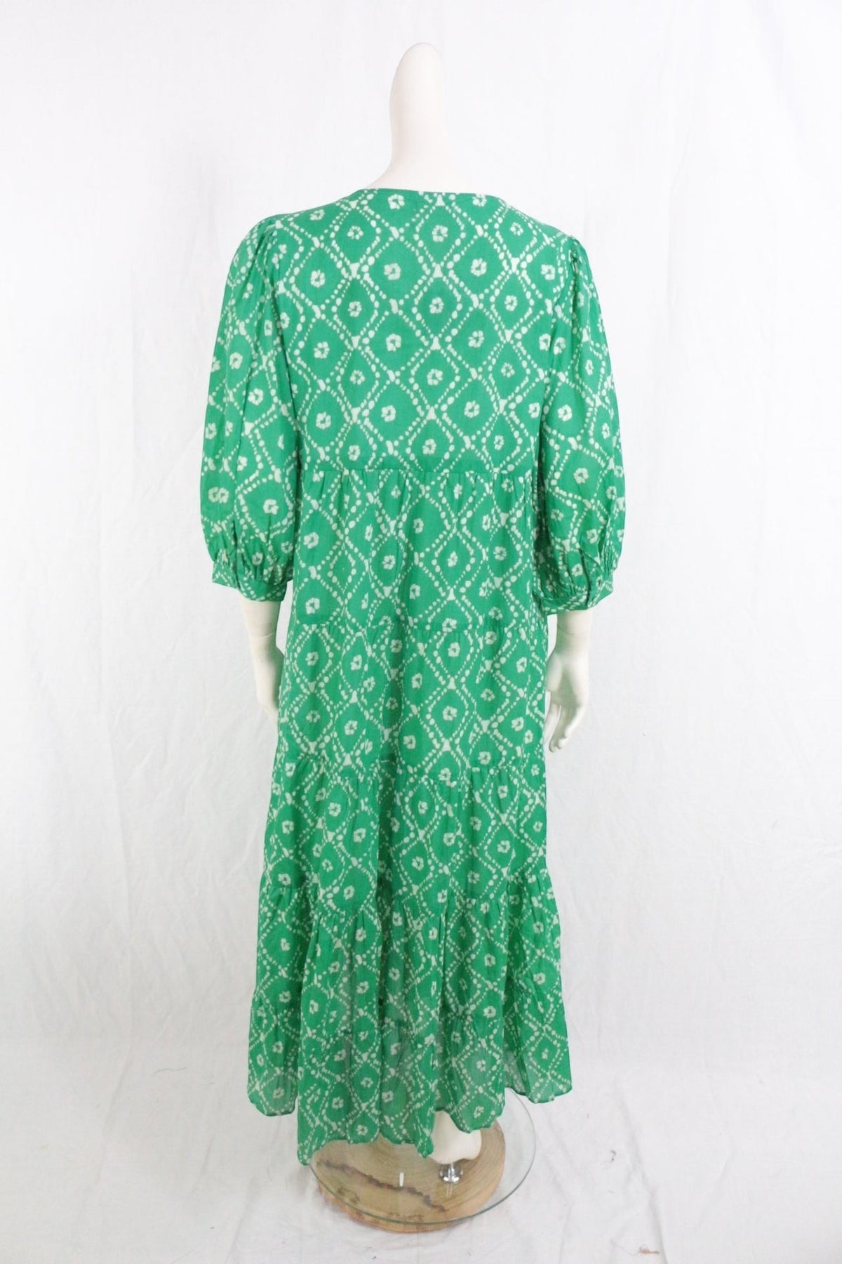 Vue arrière de la robe longue Goa verte et blanche à motifs géométriques, vendue par Frippindealz