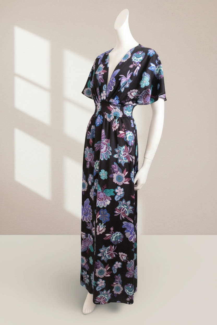 Robe longue Frippindealz Lolaliza noire à motifs floraux violets et bleus, col en V et manches courtes sur mannequin