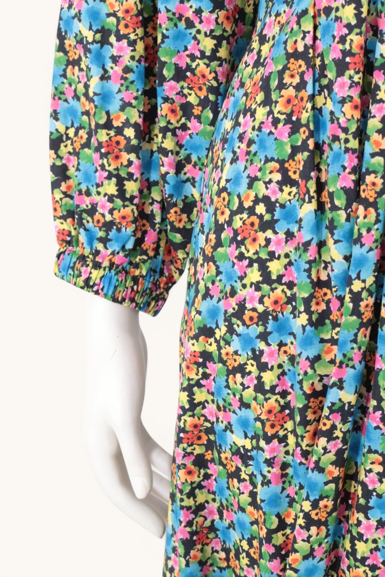 Robe longue Frippindealz Sinéquanone à imprimé floral multicolore sur fond noir avec manches amples élastiquées