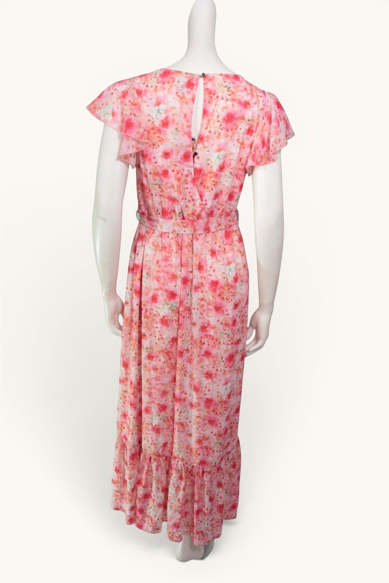 Robe longue Frippindealz K design rose à motif floral avec manches volantées et ceinture, vue de dos sur mannequin