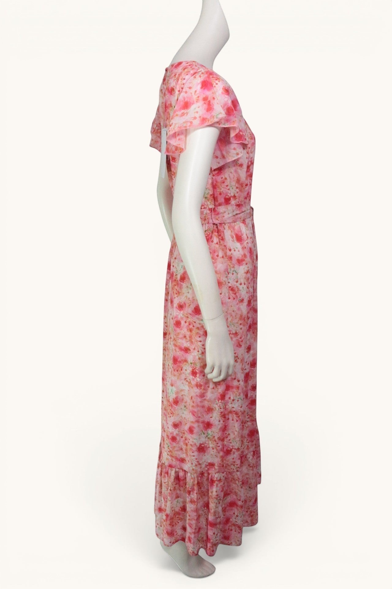 Robe longue Frippindealz K design rose à fleurs avec manches à volants et ceinture, vue de profil sur mannequin.