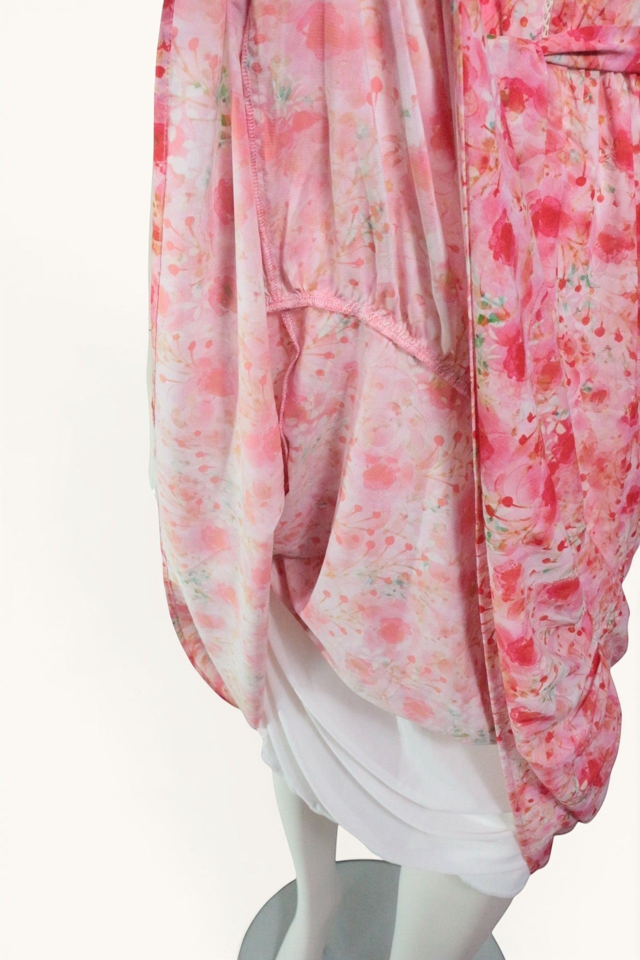 Robe longue Frippindealz K design rose à motif floral en polyester avec doublure blanche, coupe évasée et ceinture.