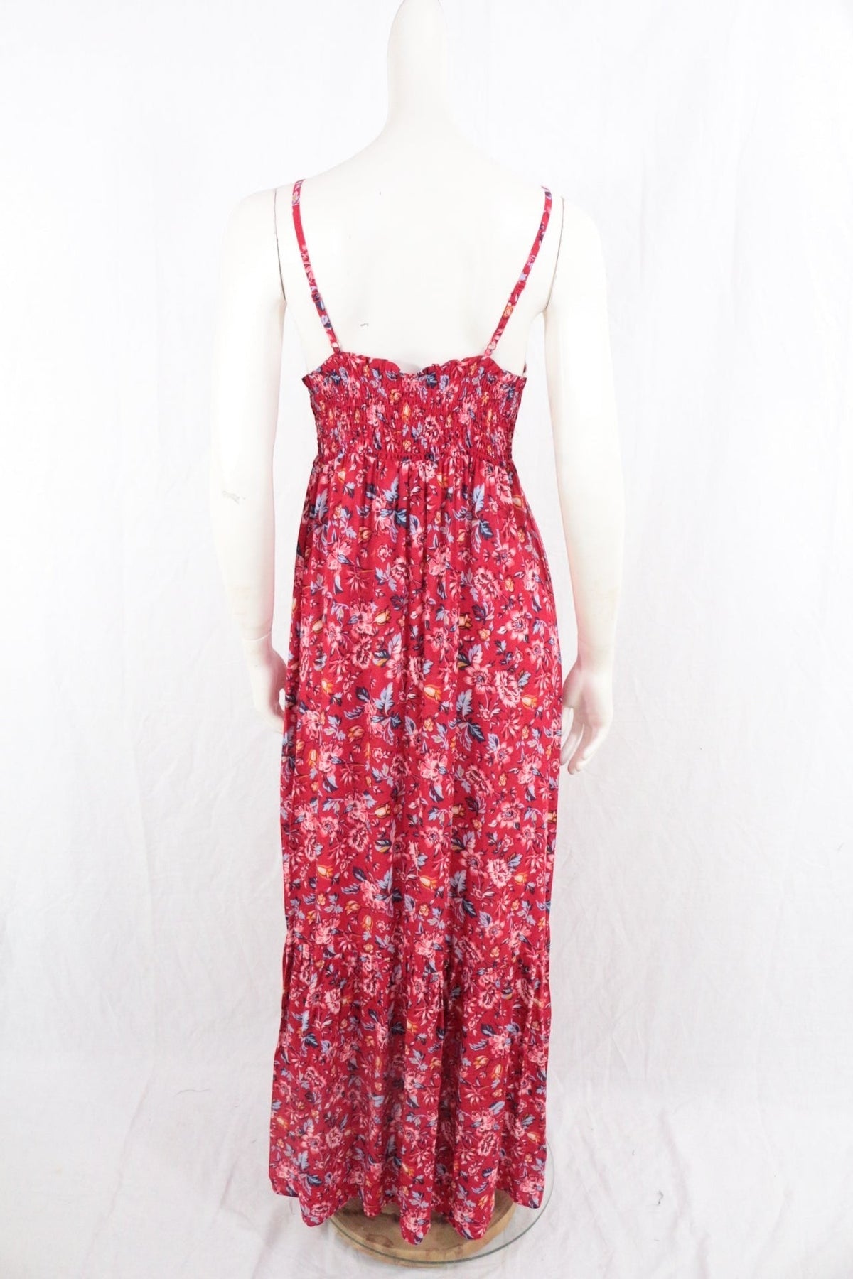 Robe longue Frippindealz rouge à motifs floraux en viscose avec bretelles fines et dos smocké vue arrière
