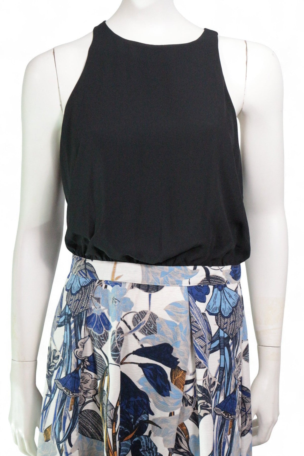 Robe longue Frippindealz sans manches avec haut noir uni et jupe à imprimé floral bleu et blanc sur mannequin