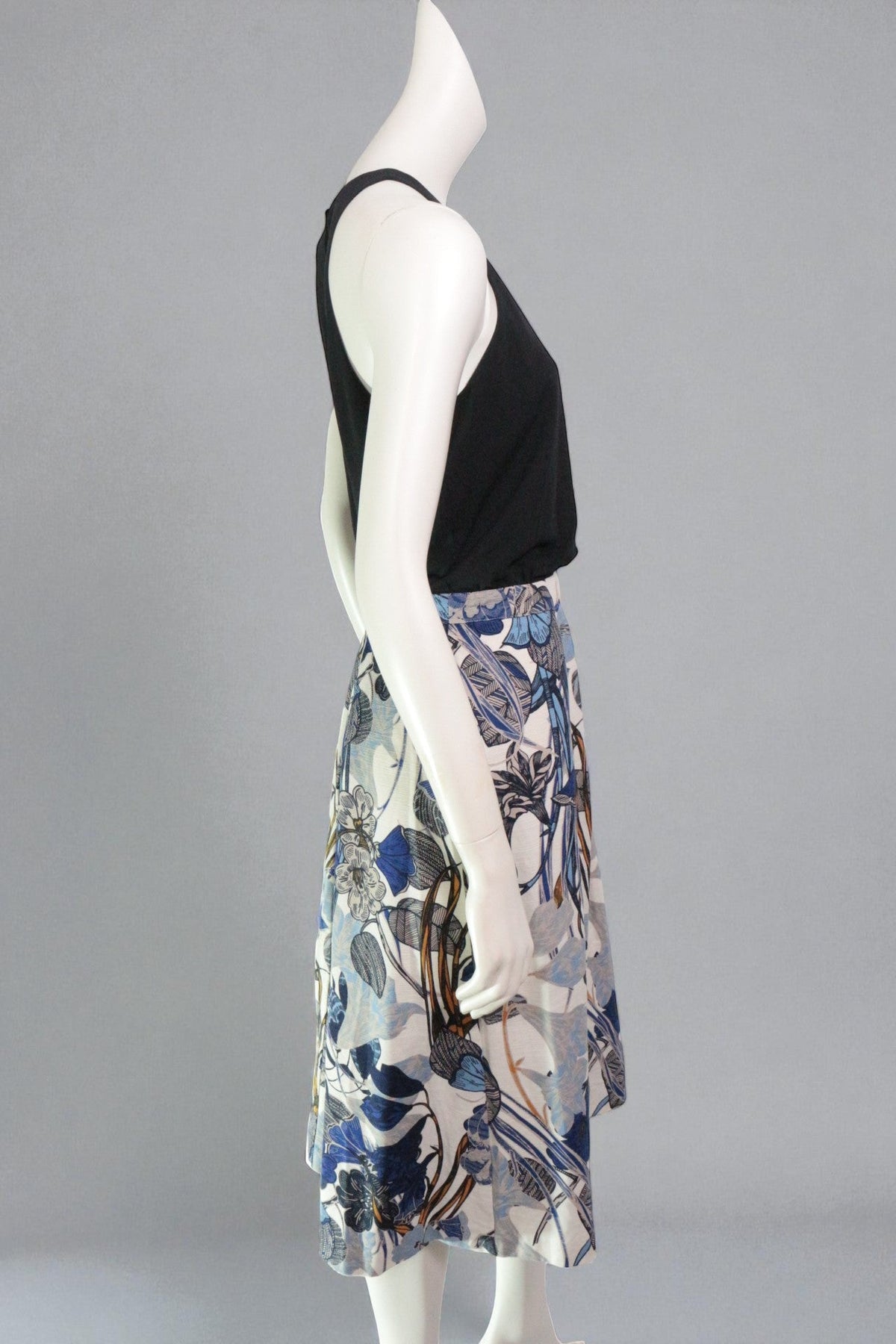 Robe longue Frippindealz sans manches avec haut noir et jupe fluide à imprimé floral bleu et blanc sur mannequin
