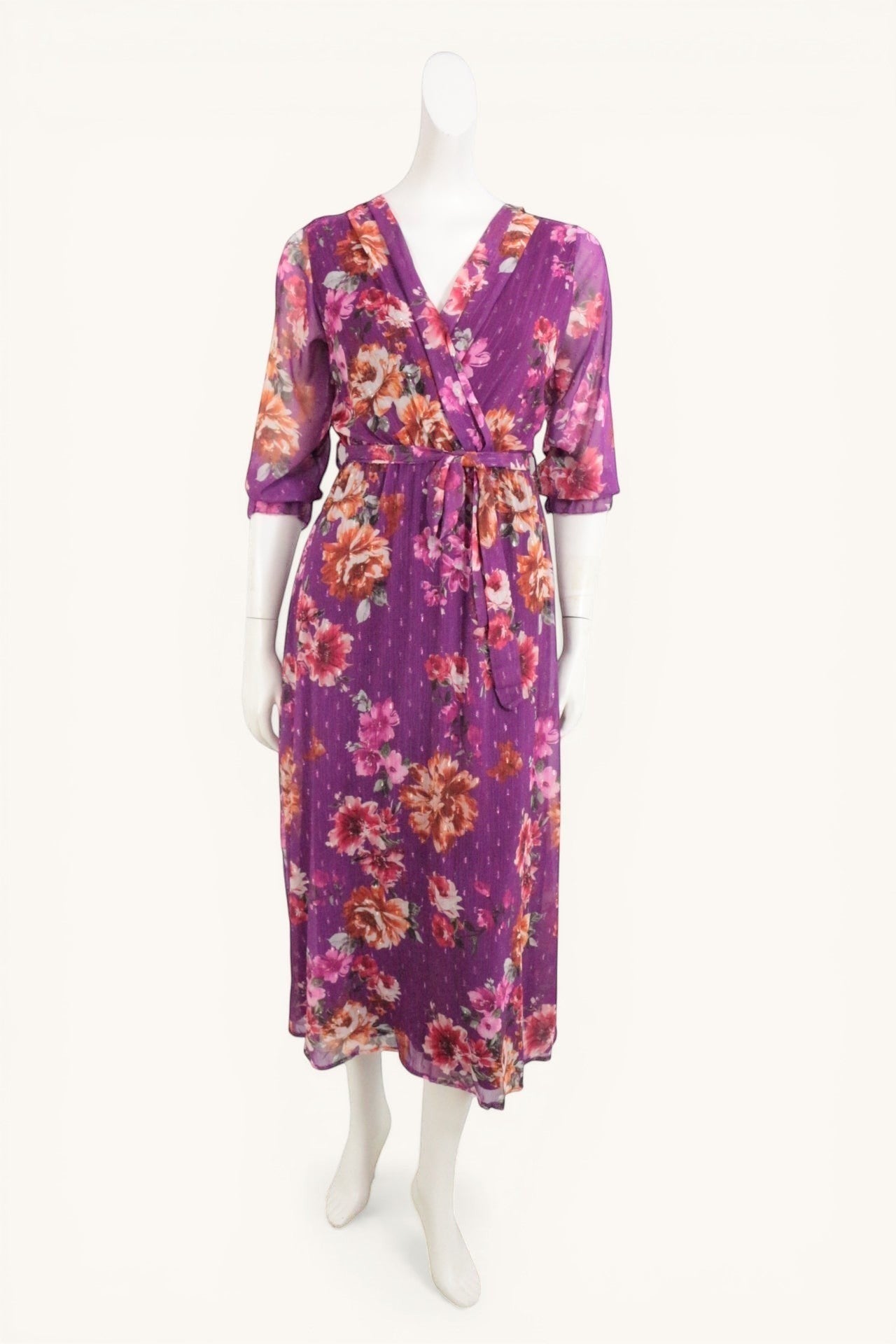 Frippindealz Robe longue portefeuille violette à imprimé floral rose et orange, en viscose, avec ceinture assortie et manches 3/4.