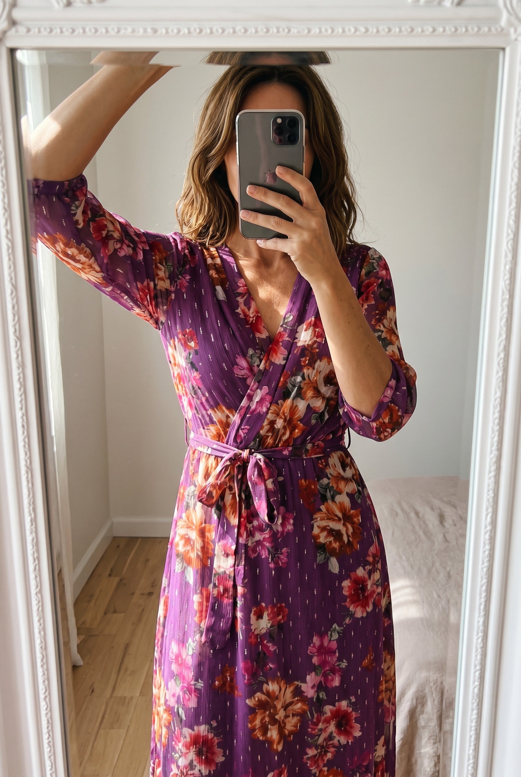 Frippindealz Robe longue portefeuille violette à imprimé floral rose et orange, en viscose, avec ceinture assortie.