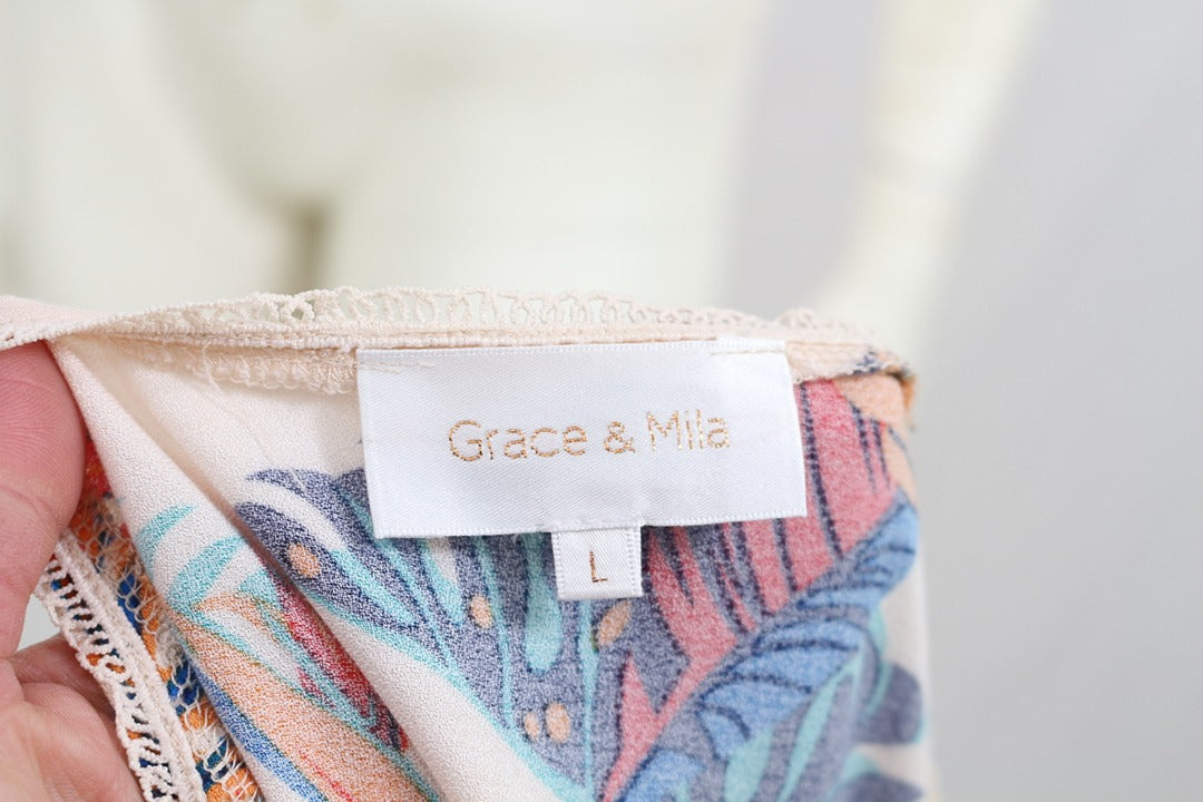 Étiquette de marque Grace & Mila sur robe longue Frippindealz en viscose crème à motif tropical coloré taille L