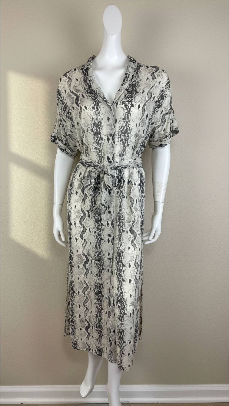 Robe longue Frippindealz en viscose beige et marron avec imprimé python, col chemise et ceinture amovible.