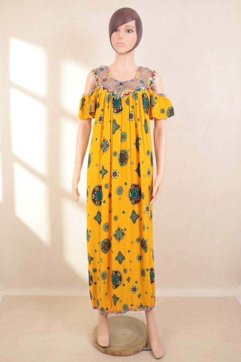 Robe longue Frippindealz jaune en coton avec motifs berbères traditionnels, épaules dénudées et détails brodés