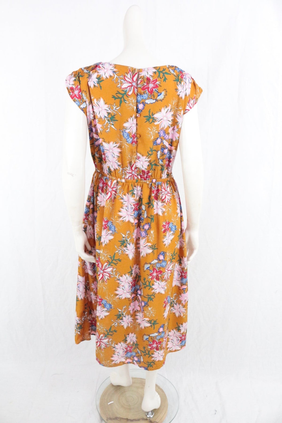 Vue arrière de la robe longue Frippindealz jaune à motif floral rose et bleu, coupe fluide en polyester