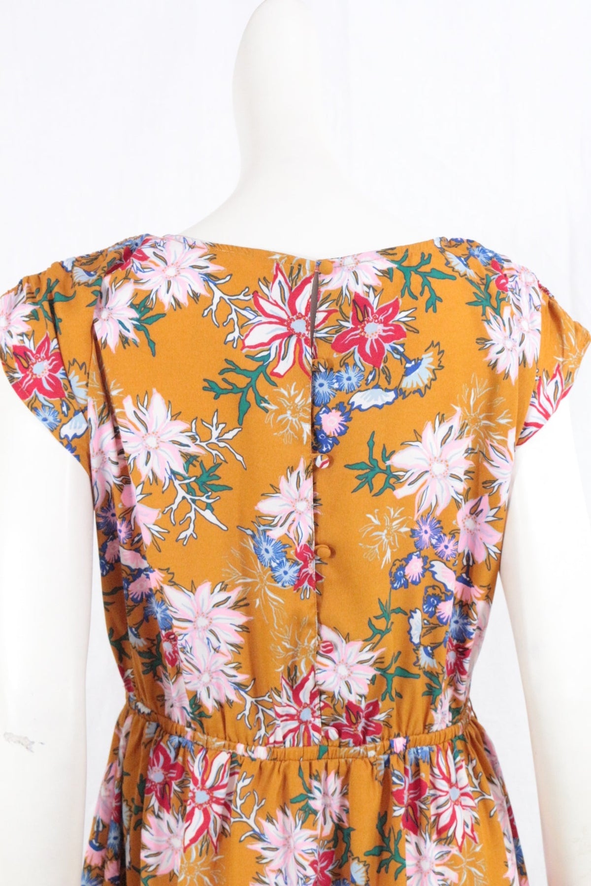 Vue arrière de la robe longue Frippindealz jaune à motif floral multicolore avec boutons décoratifs au dos