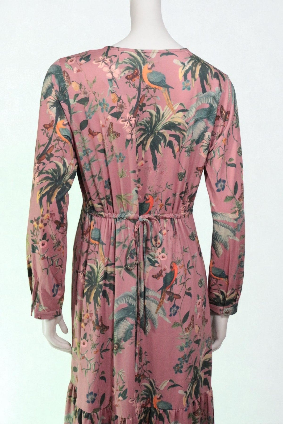 Vue arrière de la robe longue Frippindealz en polyester beige à motif jungle tropicale, manches longues et lien
