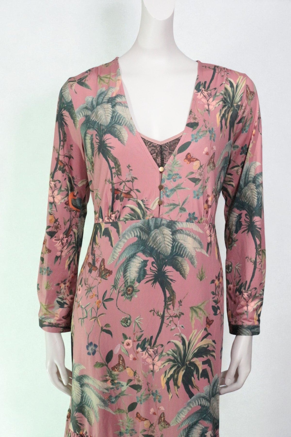 Robe longue Frippindealz beige à motif jungle tropicale, manches longues et détails en dentelle au décolleté