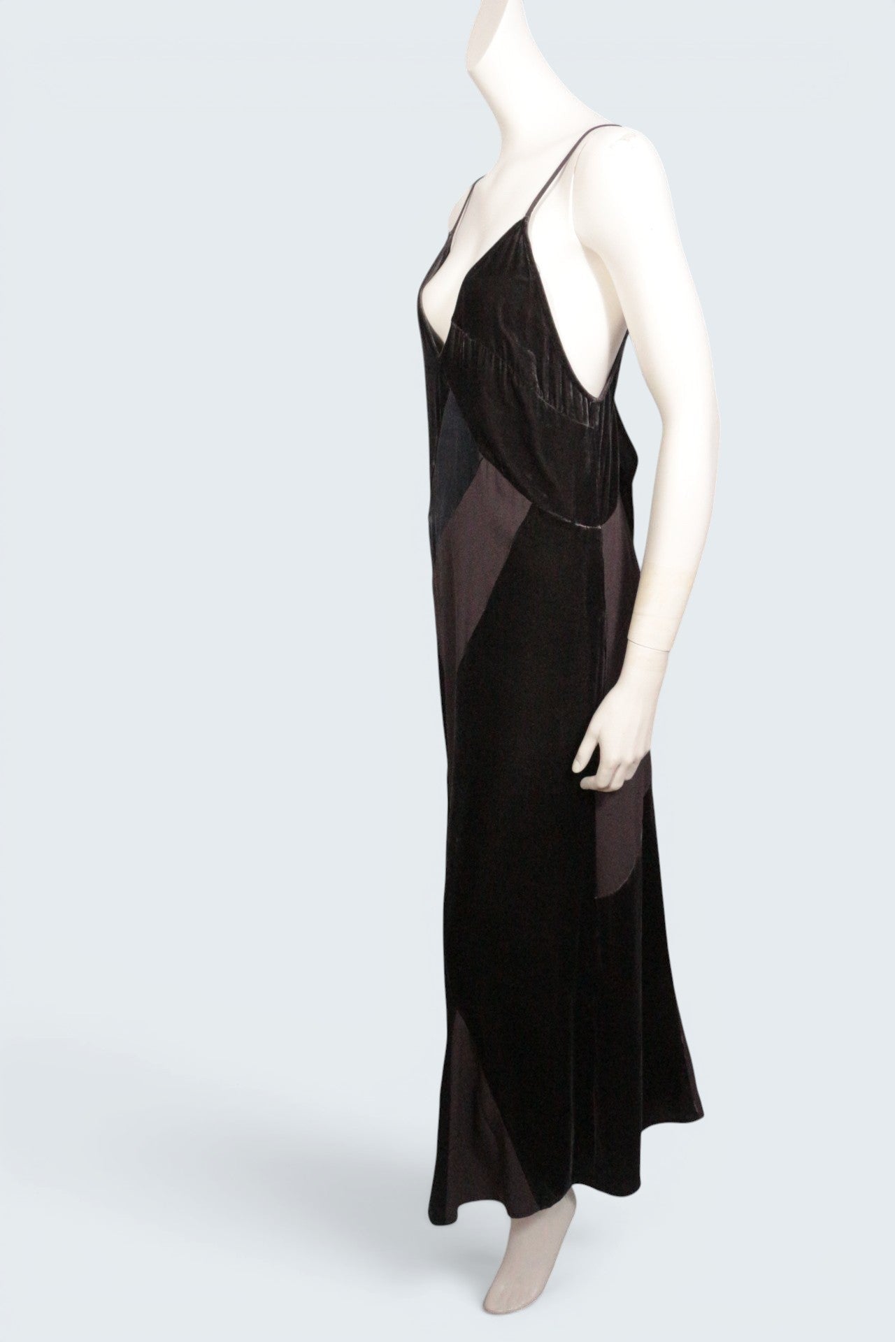 Robe longue Frippindealz Zara marron en viscose et soie avec bretelles fines sur mannequin, style chic et fluide