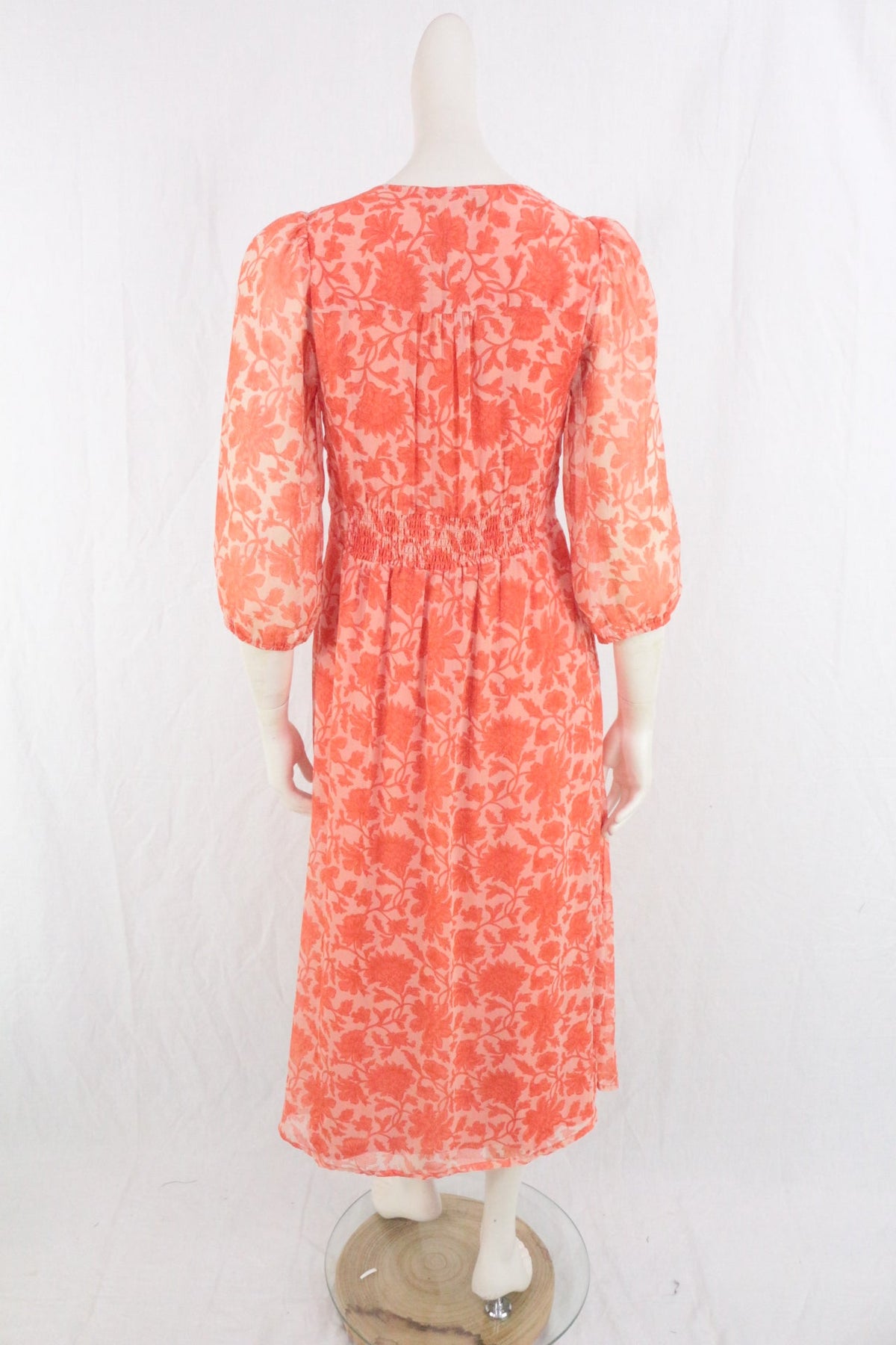 Robe longue orange à motif floral Neo noir vue de dos, présentée par Frippindealz sur un mannequin.