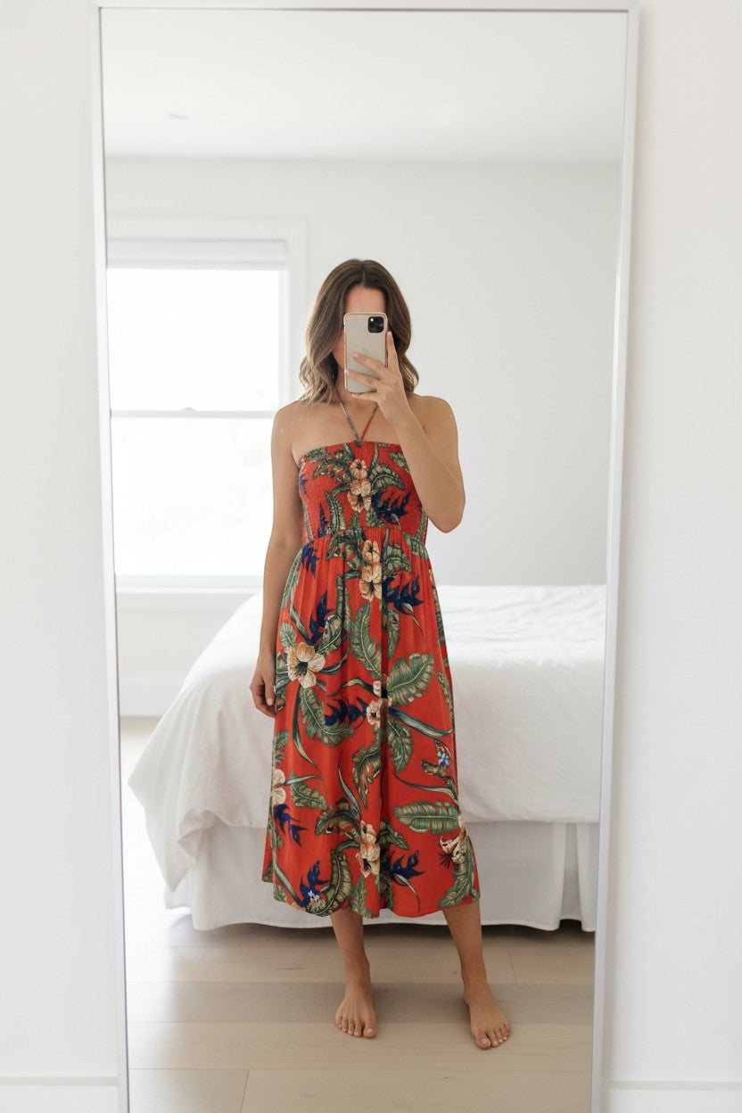 Robe longue Superdry orange à imprimé tropical exotique, en viscose, avec un col bustier et un cordon de serrage. Parfaite pour l'été.