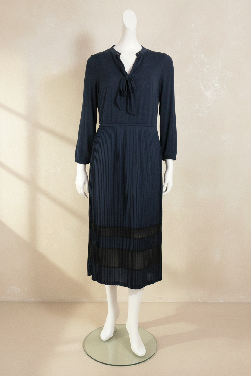 Robe longue bleu marine K design Frippindealz avec jupe plissée, détails transparents et col noué sur mannequin