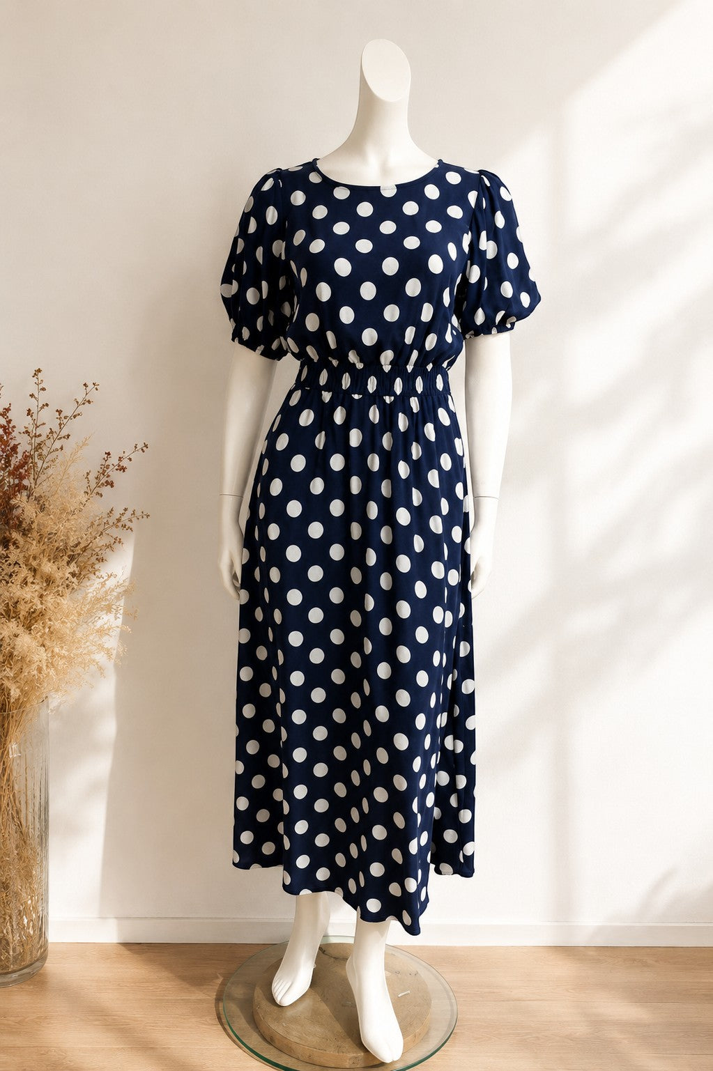 Frippindealz Robe longue bleu marine à pois blancs, manches courtes bouffantes, taille élastiquée, viscose.