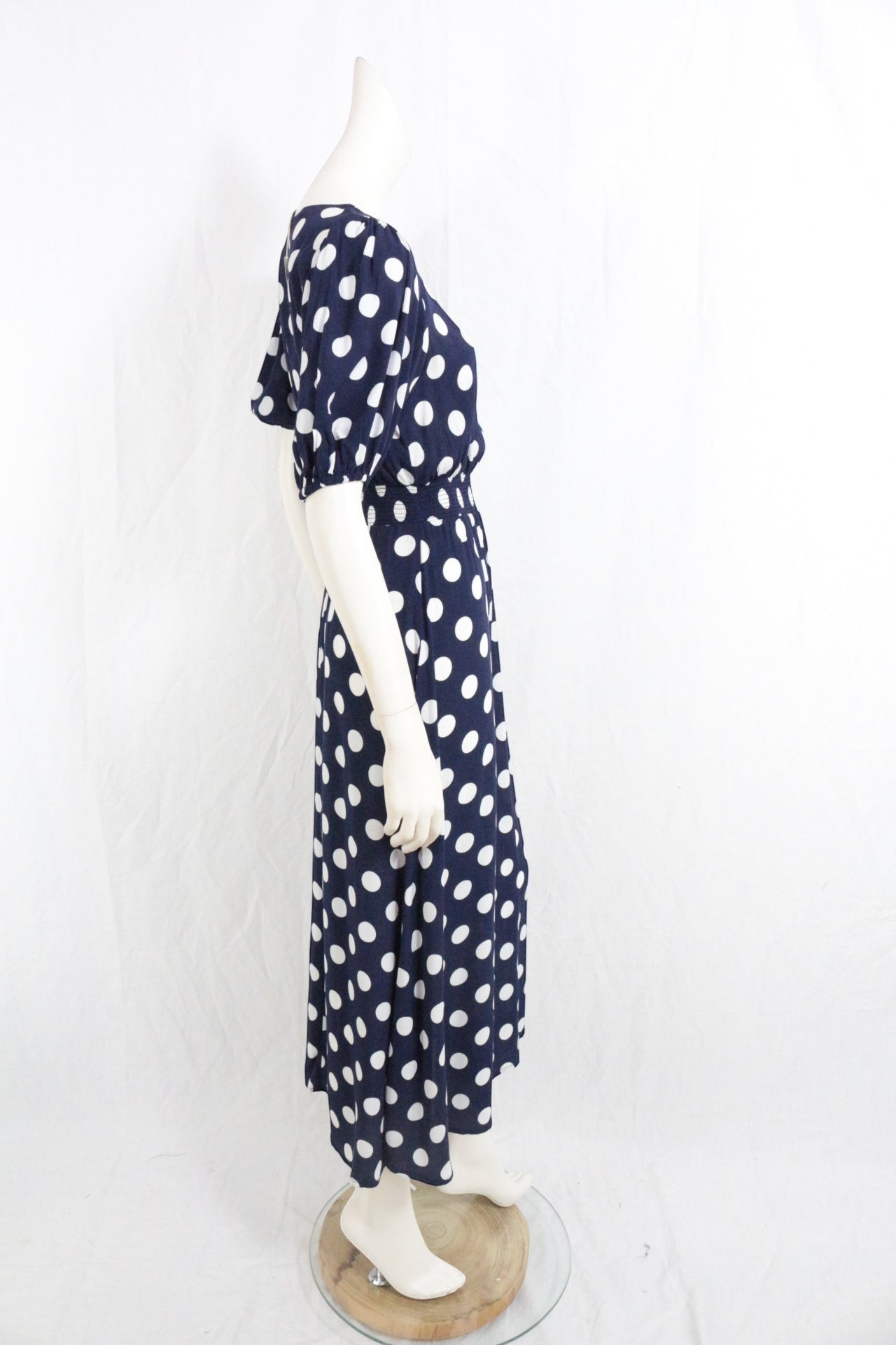 Frippindealz Robe longue Oysho bleu marine à pois blancs, viscose, manches courtes bouffantes, taille XS.