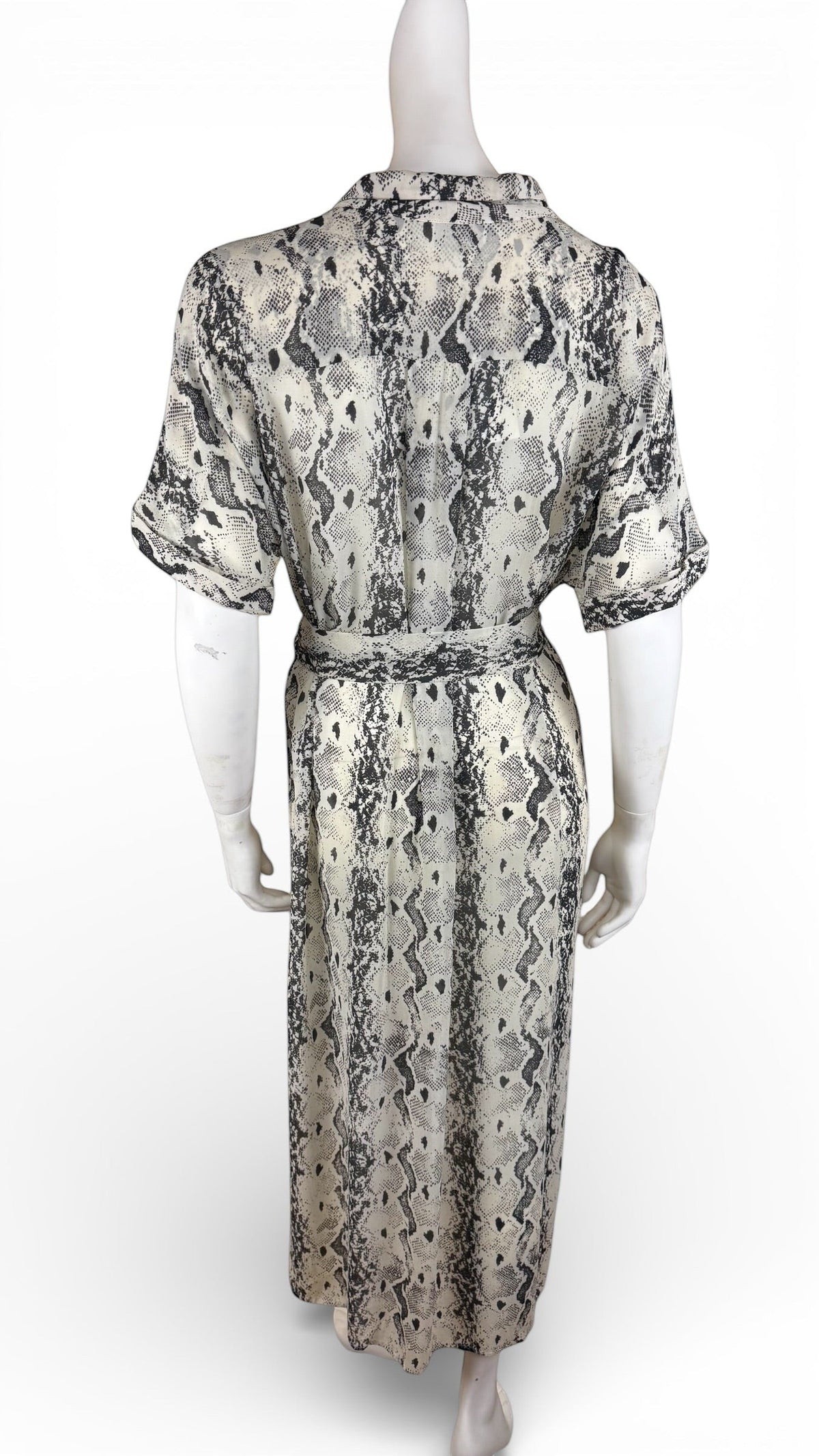 Robe longue Frippindealz en viscose beige et marron à motif python avec ceinture amovible, vue de dos sur mannequin