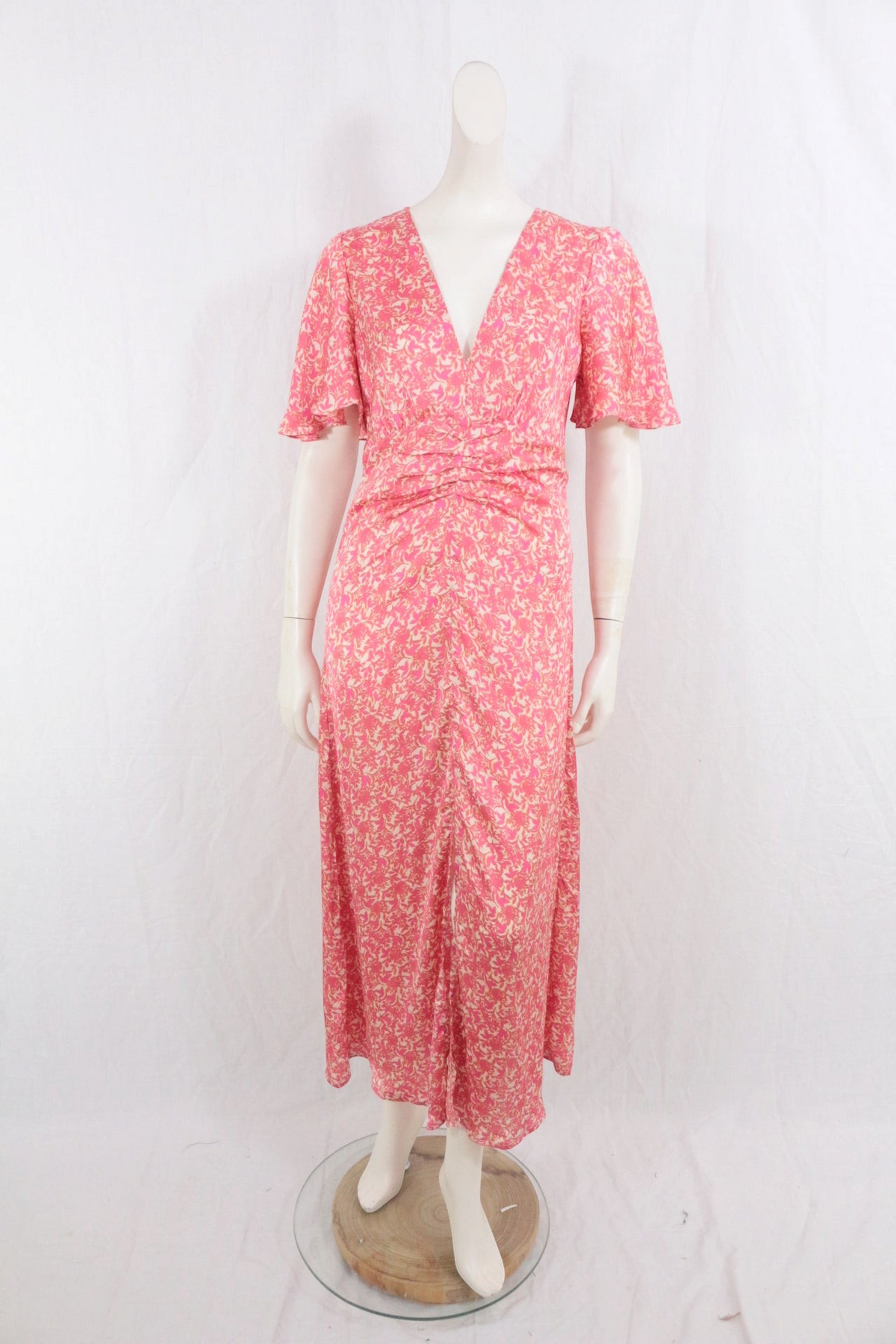 Robe longue Charlior Frippindealz en polyester rose et blanc avec col en V et manches évasées sur mannequin