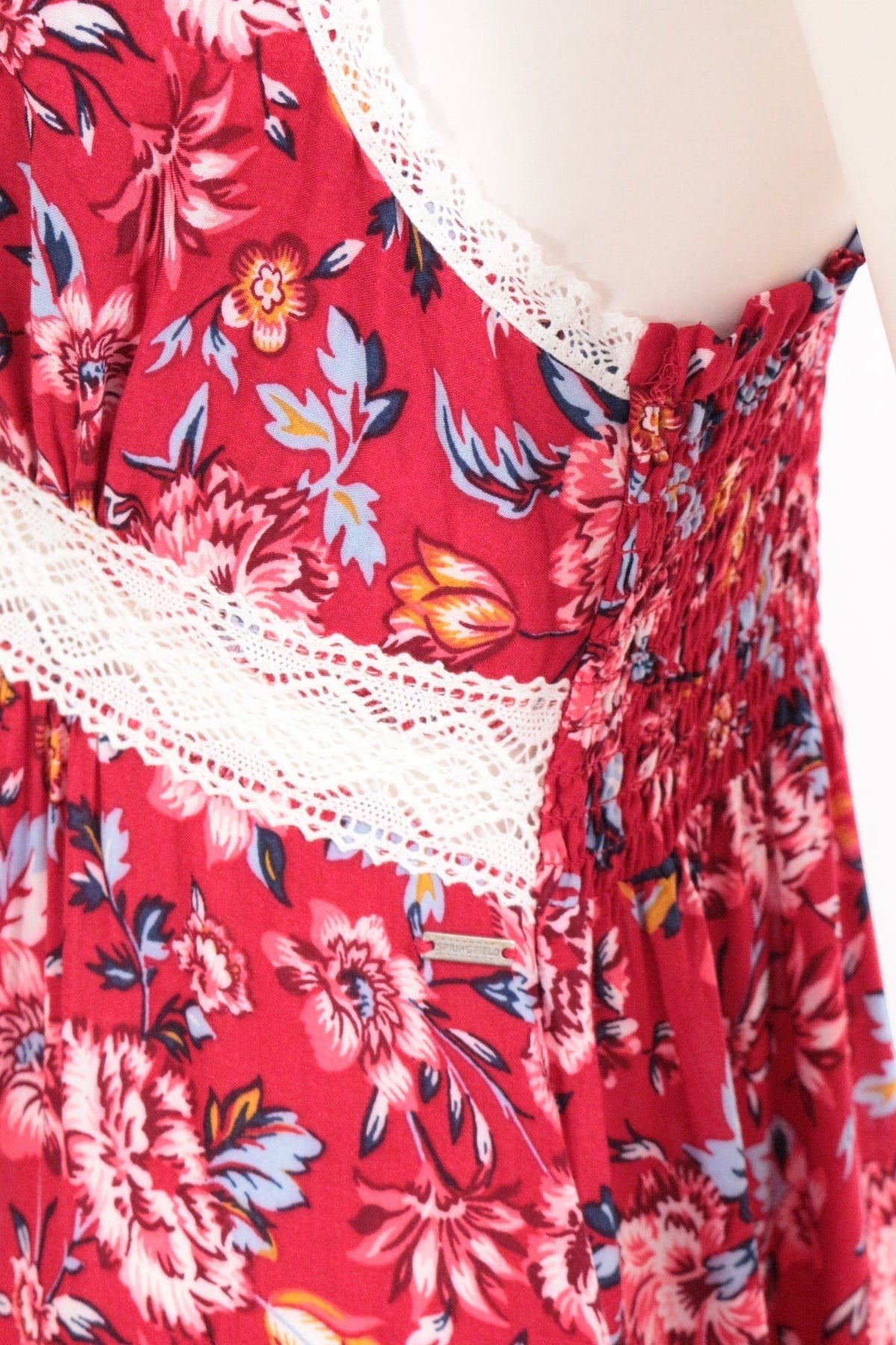 Robe longue Frippindealz Springfield rouge à motifs floraux avec détails en dentelle blanche et dos smocké