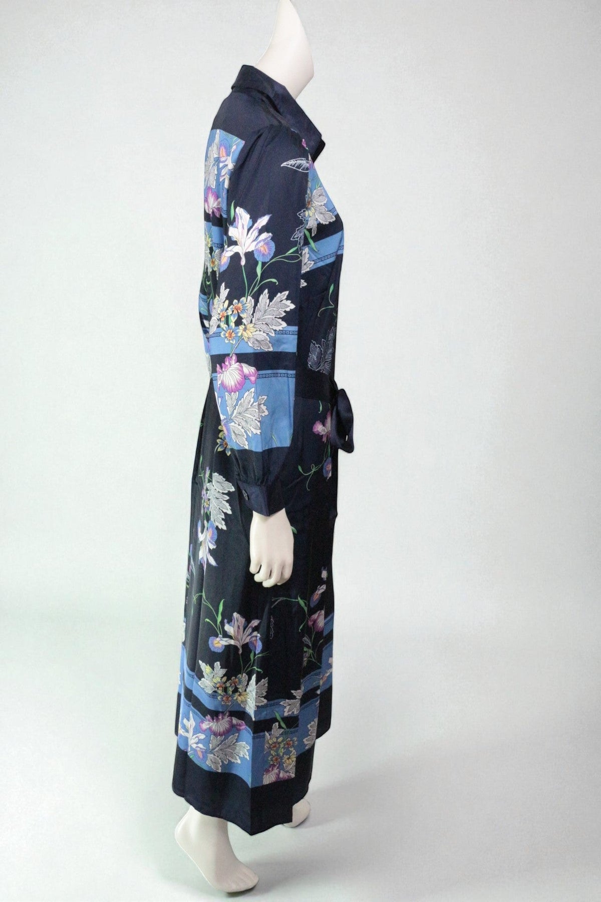 Robe longue satinée bleu marine à motifs floraux avec ceinture, signée K design pour Frippindealz, vue de profil.