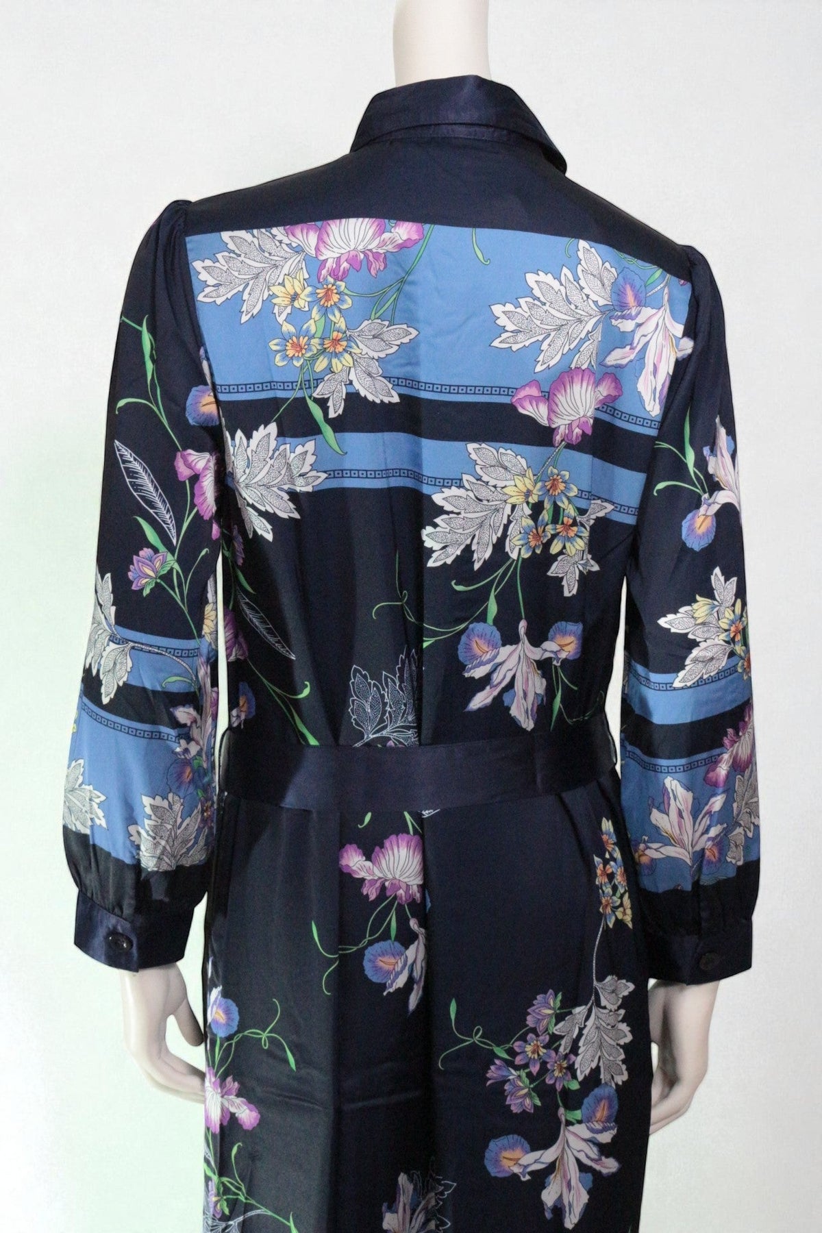 Robe longue satinée Frippindealz bleu marine à motif floral avec ceinture et manches longues, vue de dos