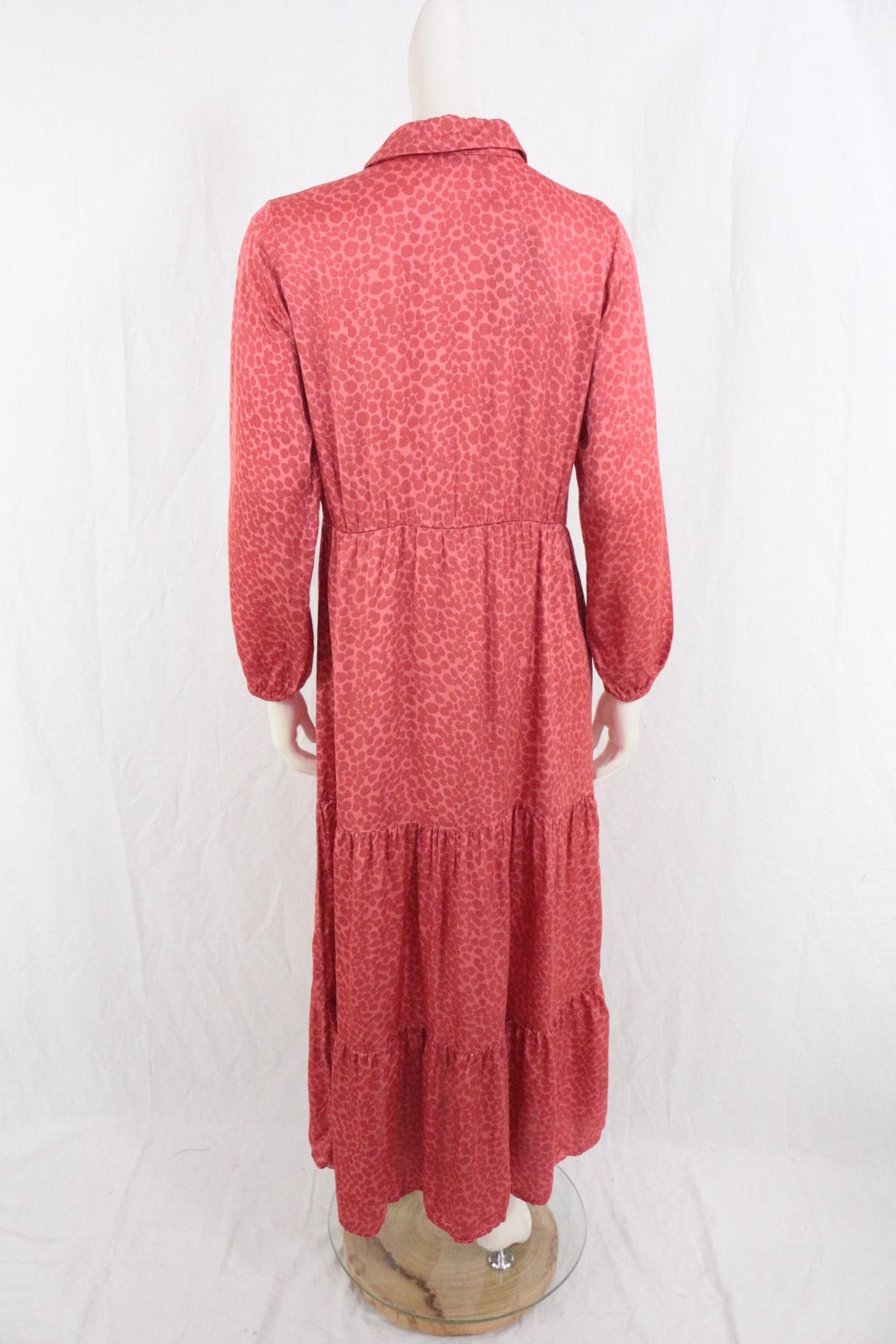 Vue arrière de la robe longue Frippindealz Amelie & Amelie orange à motif léopard en mélange de soie et viscose