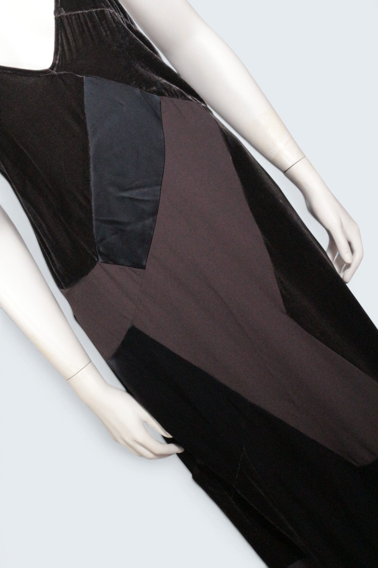 Robe longue Frippindealz Zara en velours marron et noir, coupe élégante et moderne, neuve avec étiquette.