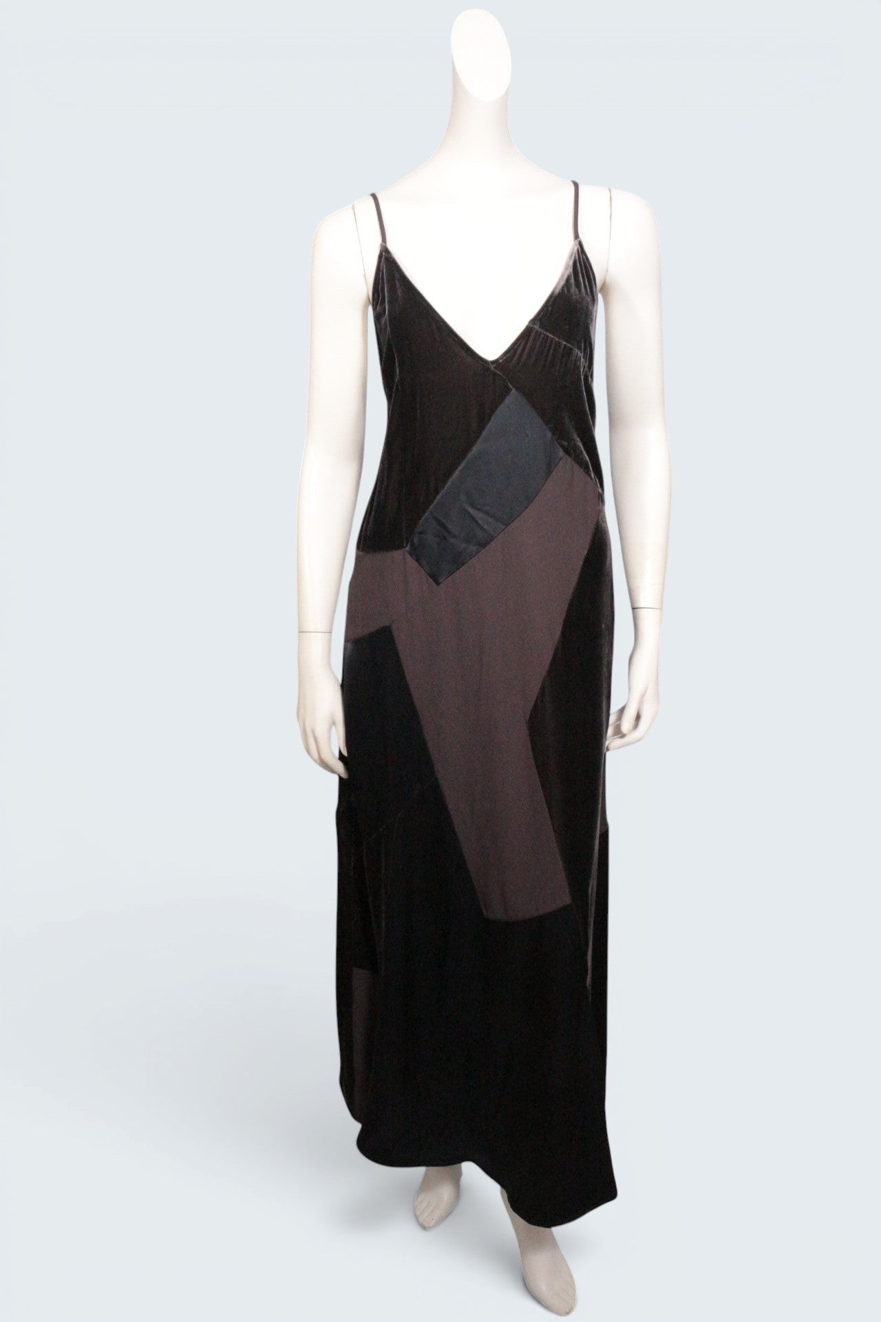 Robe longue Frippindealz Zara en velours marron et noir avec bretelles fines, coupe élégante et moderne.