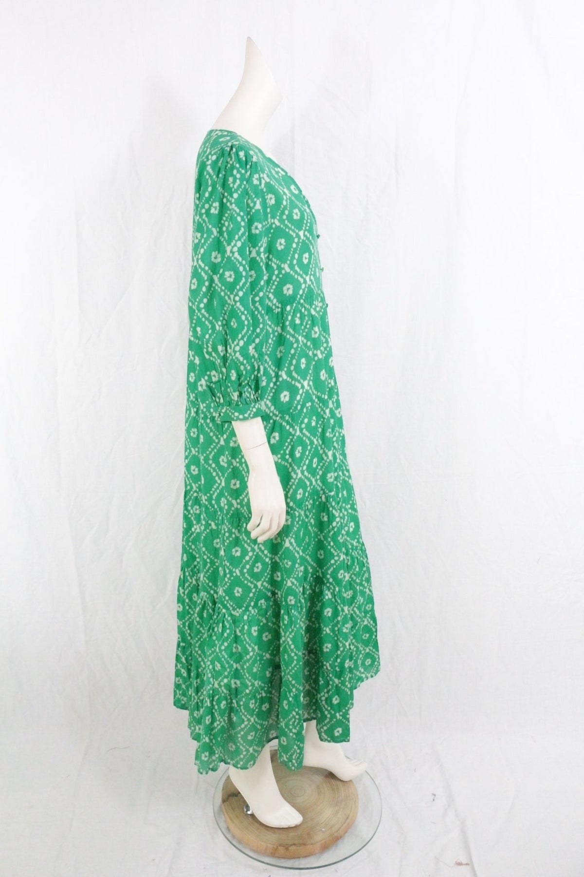 Robe longue Goa de Frippindealz en coton vert à motifs géométriques blancs, vue de profil sur mannequin