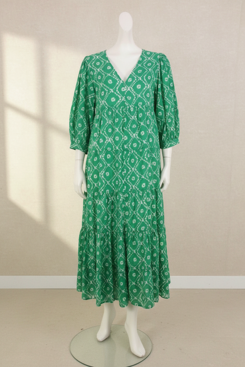 Robe longue verte et blanche Goa de Frippindealz avec motif géométrique, col en V et manches trois-quarts